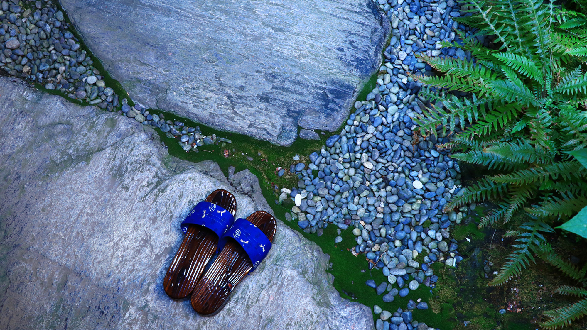 離れから本館までは下駄をご利用いただけます