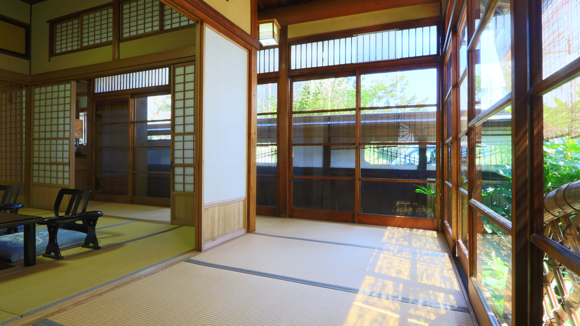 離れ二間続き和の空間月◆ガラス張りの廊下で開放的に