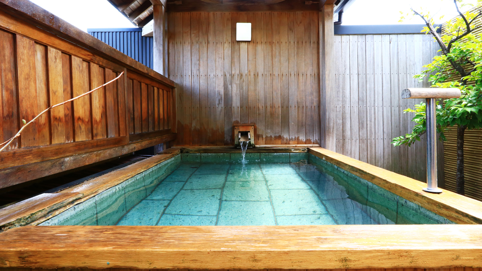 屋上露天風呂◆-開放感溢れる空間でゆったりお寛ぎください-