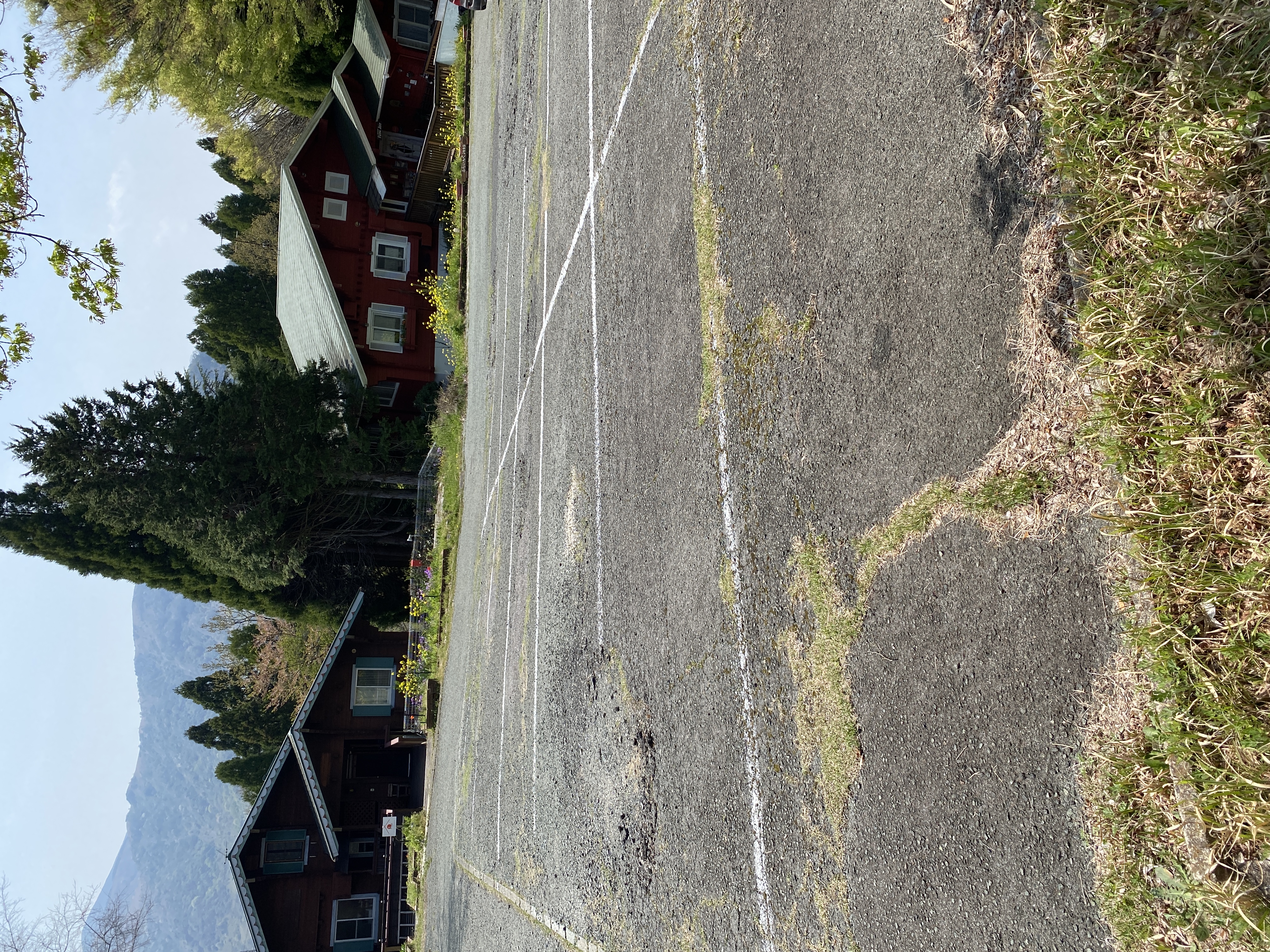 オルサ建物正面に車14台駐車ができる駐車場完備です