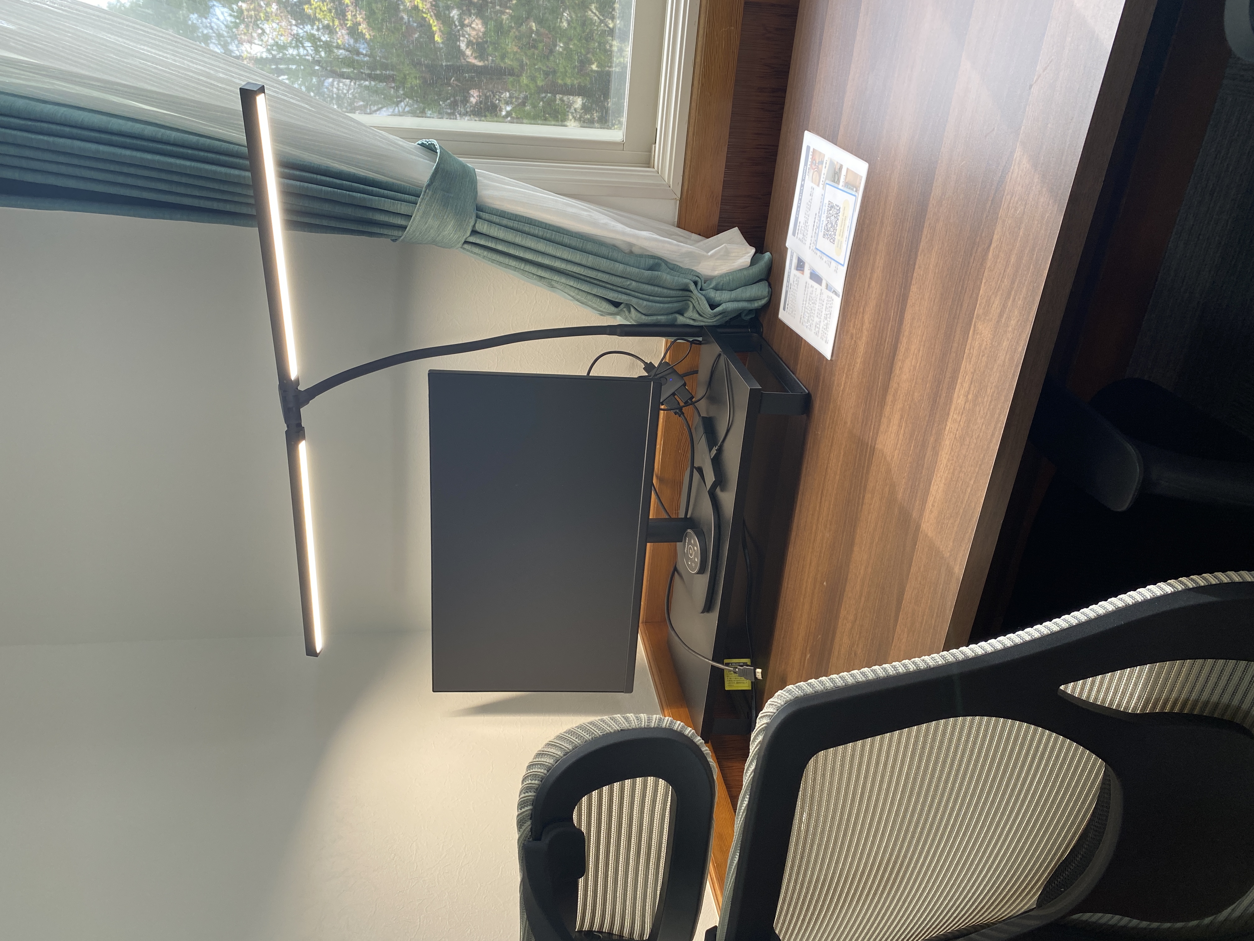 シングルルーム：広々デスクと角度、調光がお好みに変えられるライト、モニターが付いています