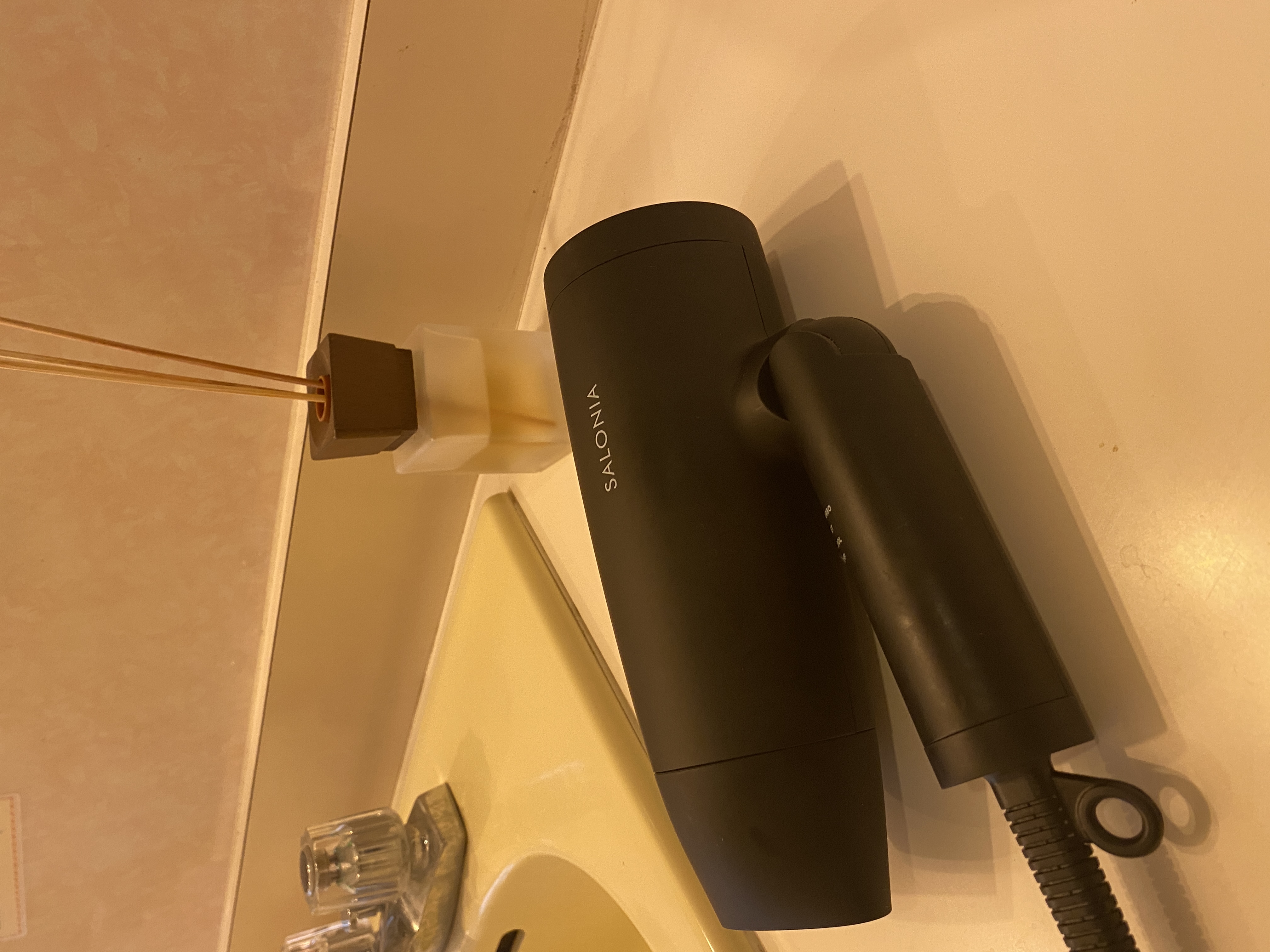 洗面台にはドライヤーを設置しています