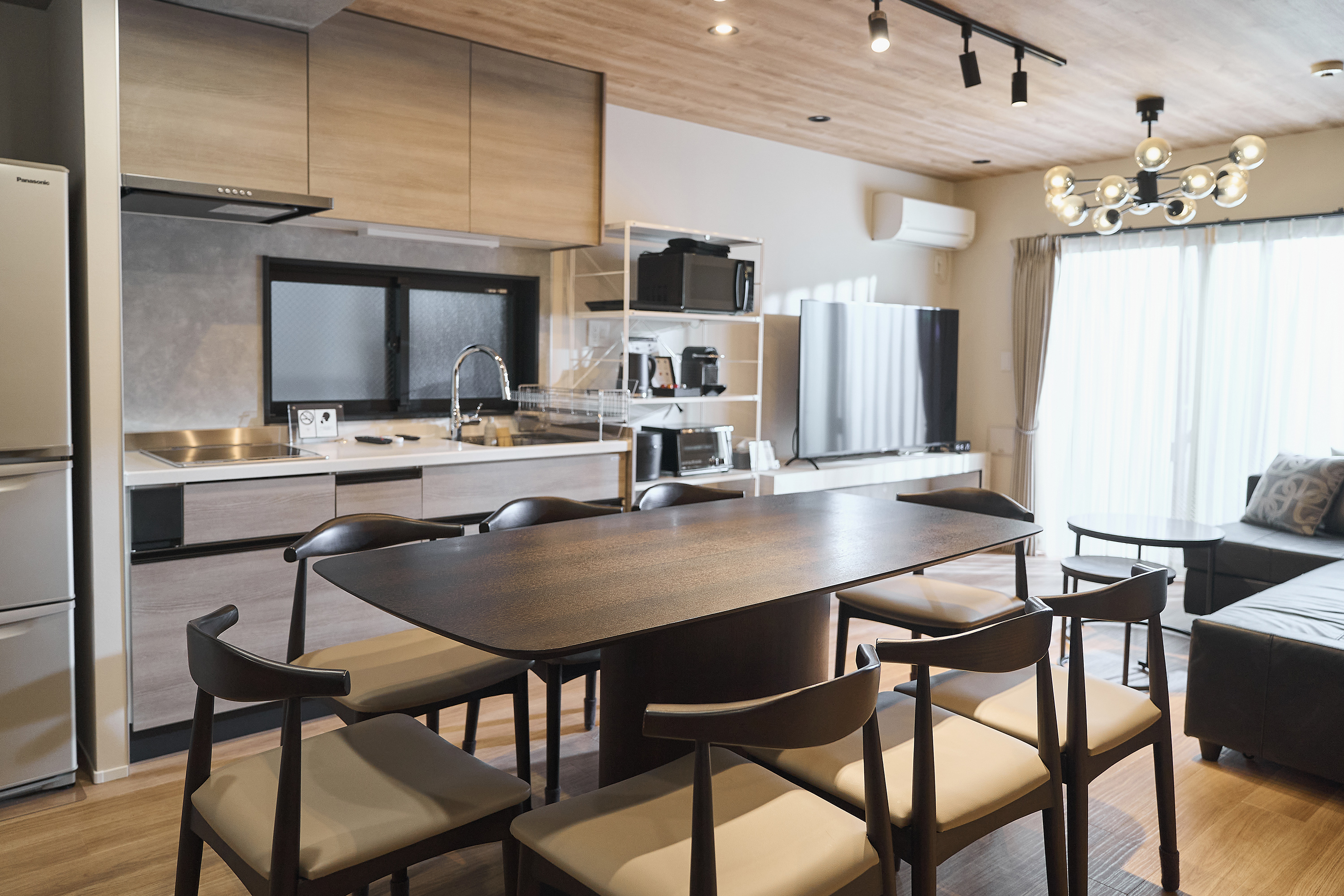 広いダイニングテーブルでゆっくりご歓談を