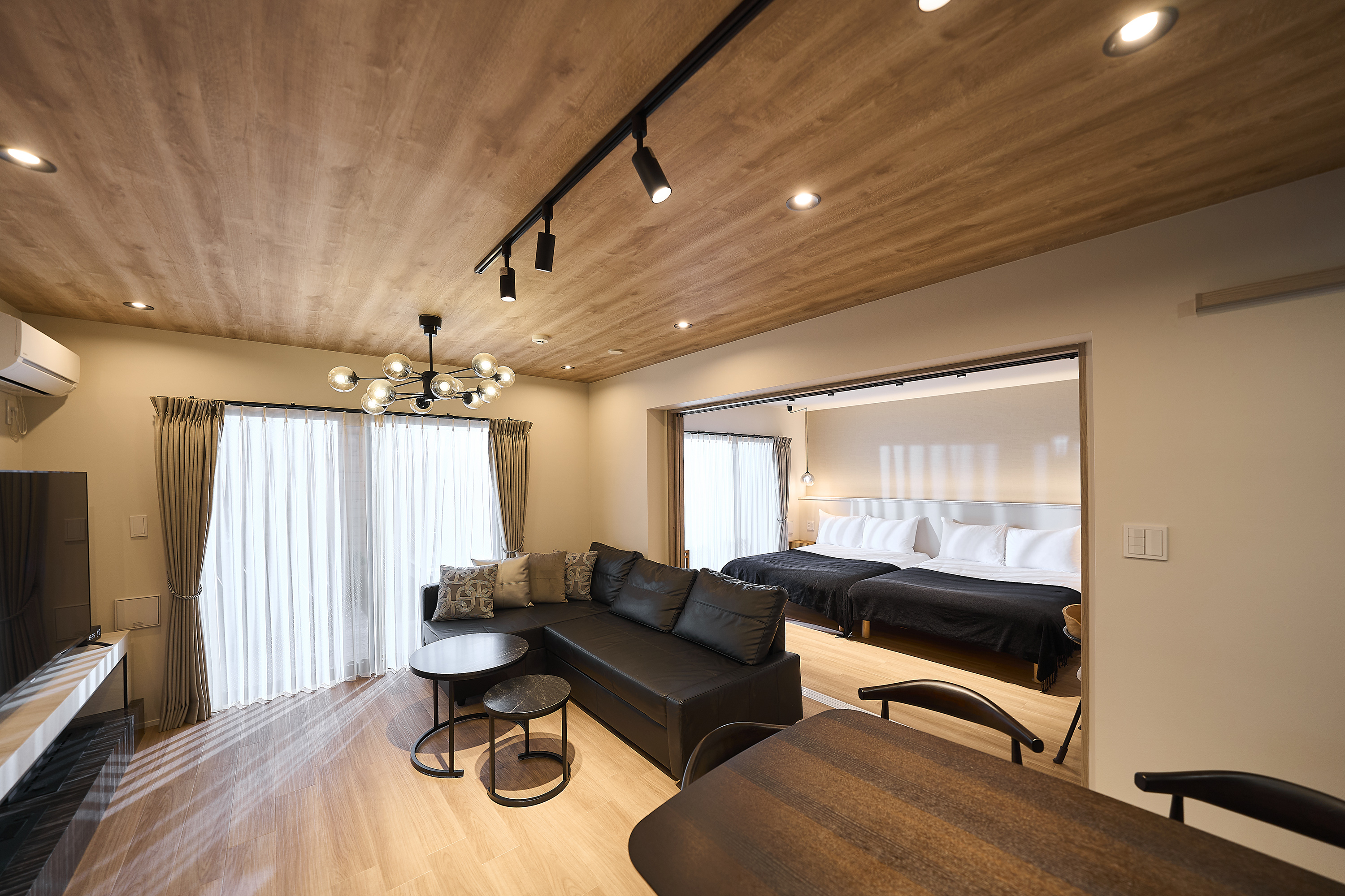 日差しが降り注ぐ明るく気持ちのいいリビングエリア