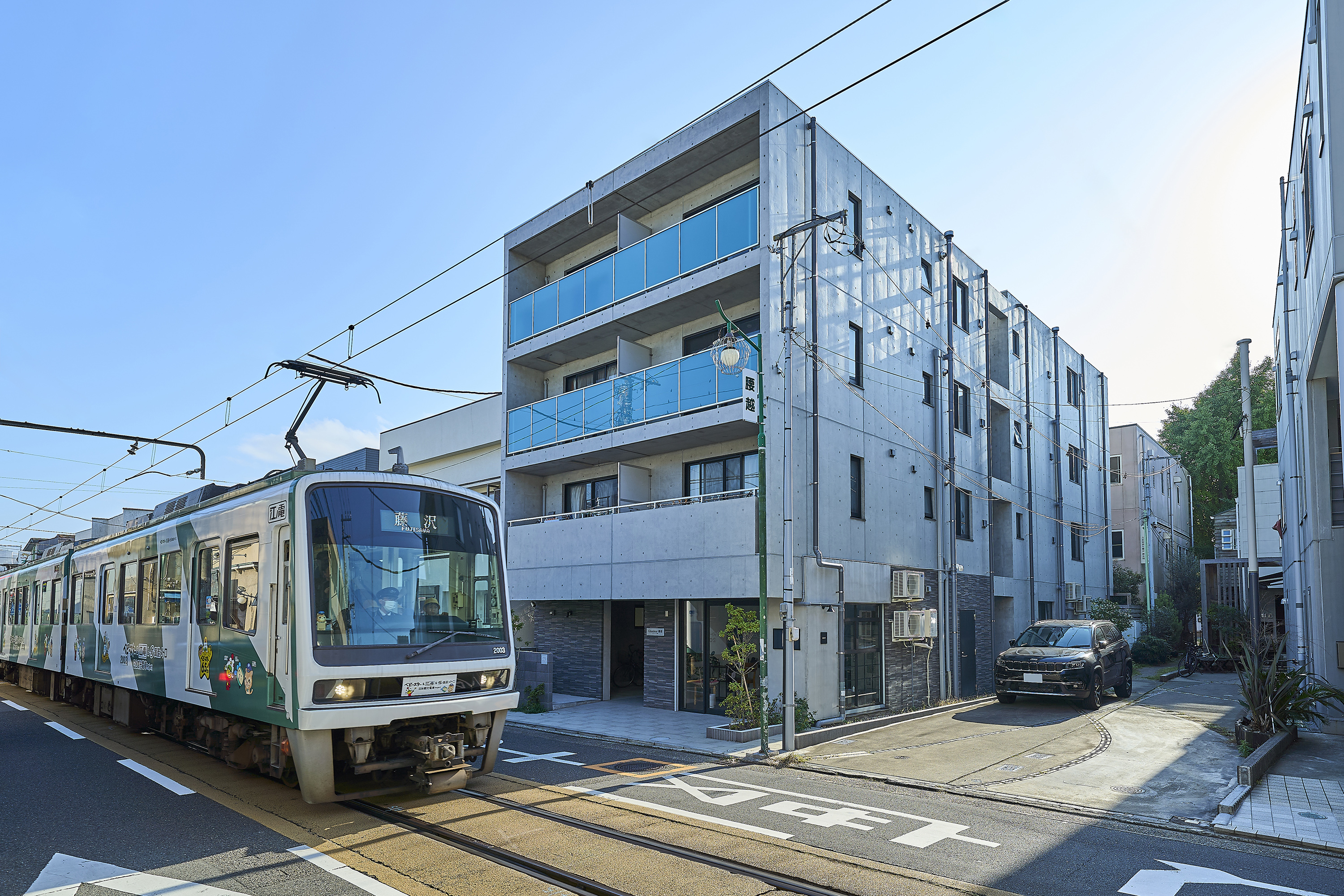 目の前を江ノ電が通る！