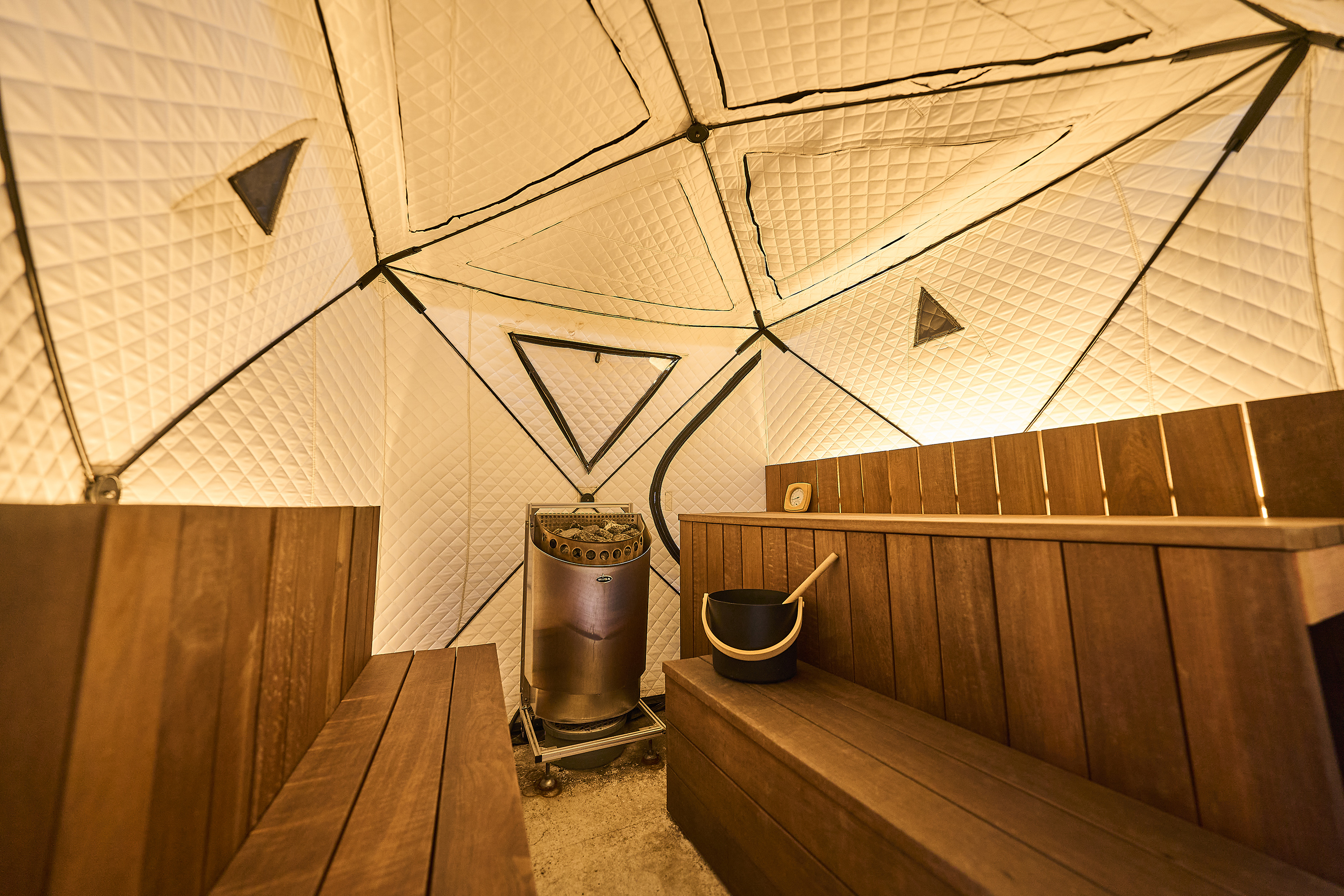 テントサウナの中には段差のあるベンチもあり、温度差をお楽しみいただけます