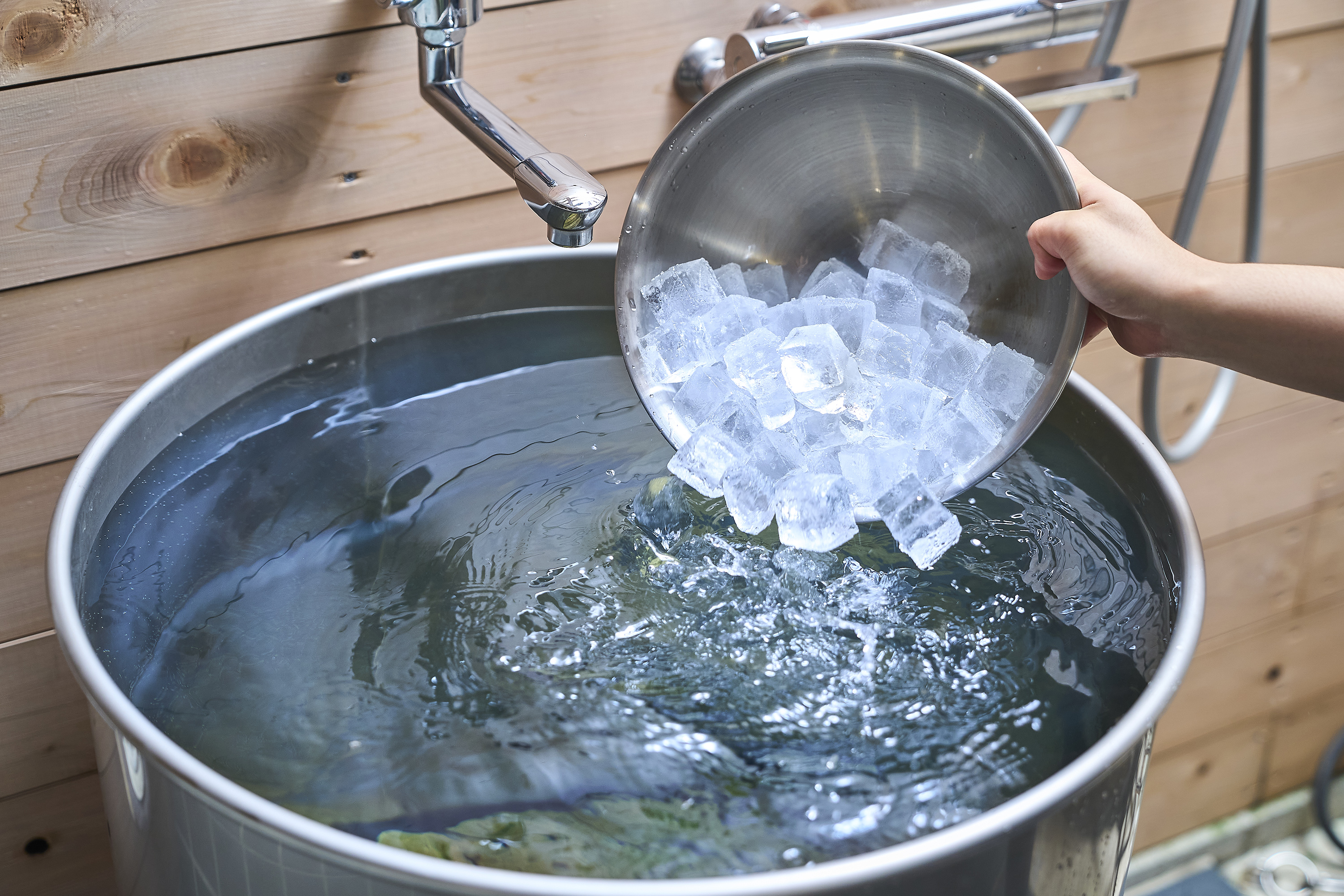 ドラム缶水風呂でクールダウン