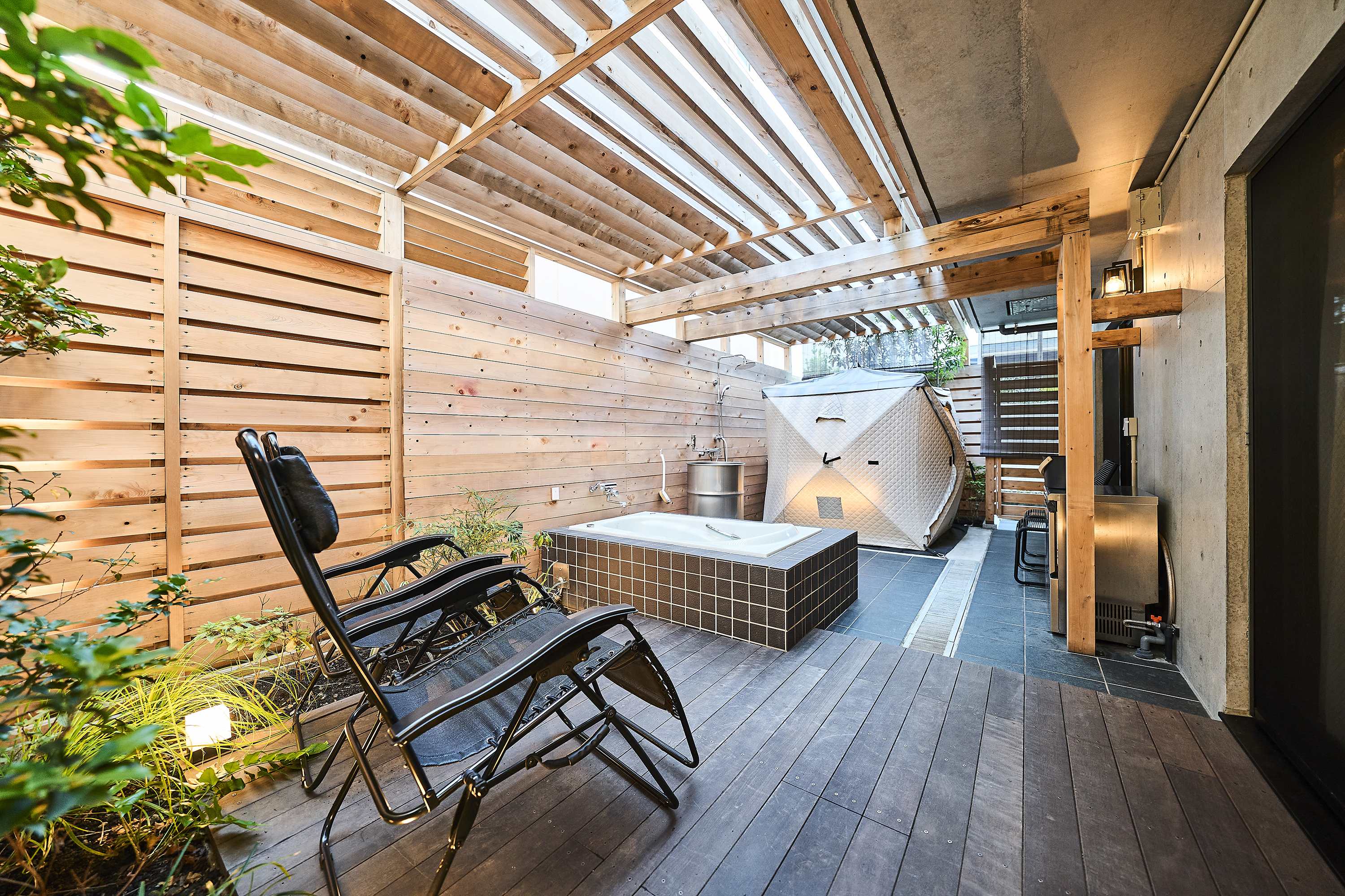 20㎡のテラスには、テントサウナとジャグジー・水風呂・インフィニティチェアを備えました