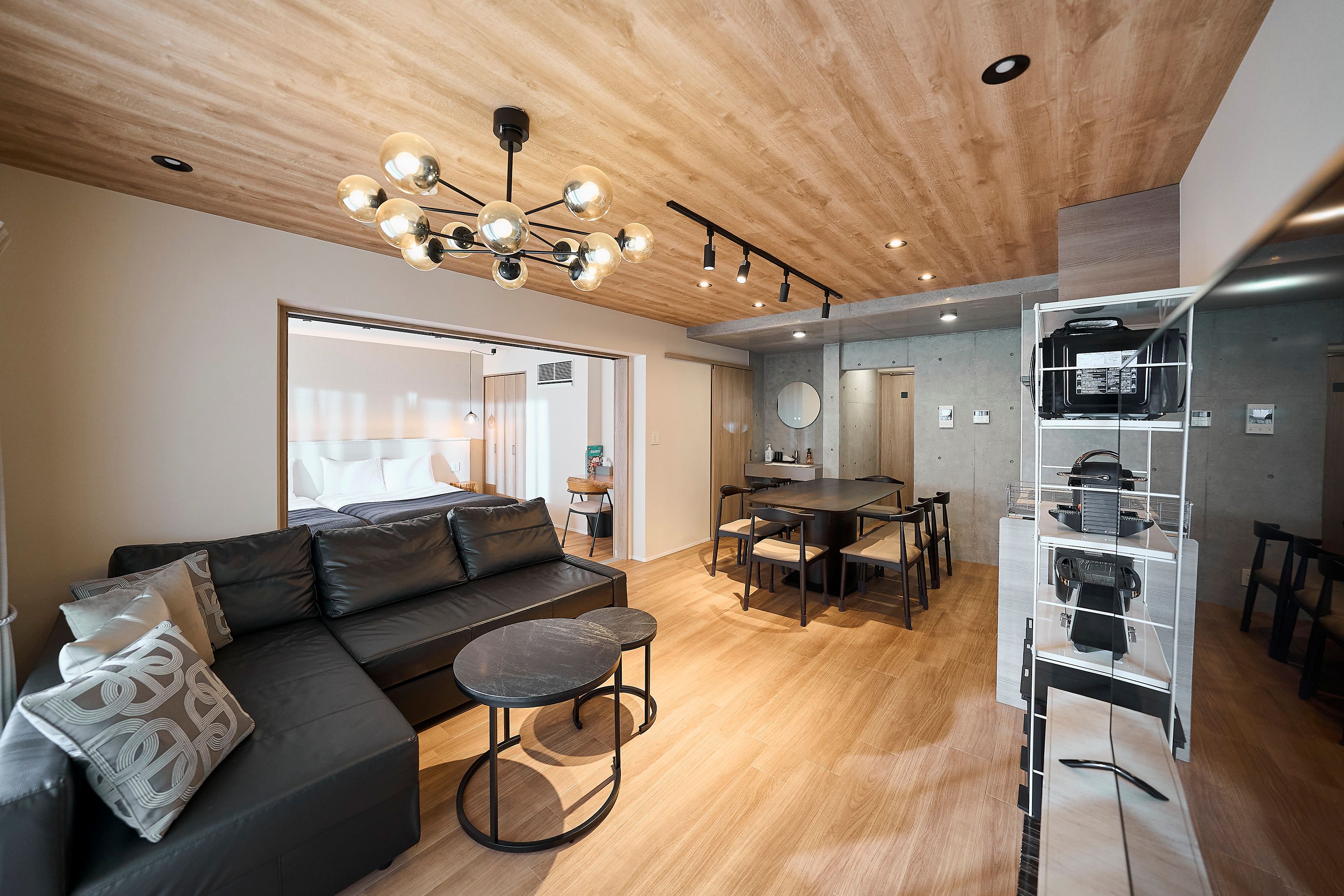 家族や友人と一緒に、ゆっくり過ごせるモダンで快適な空間