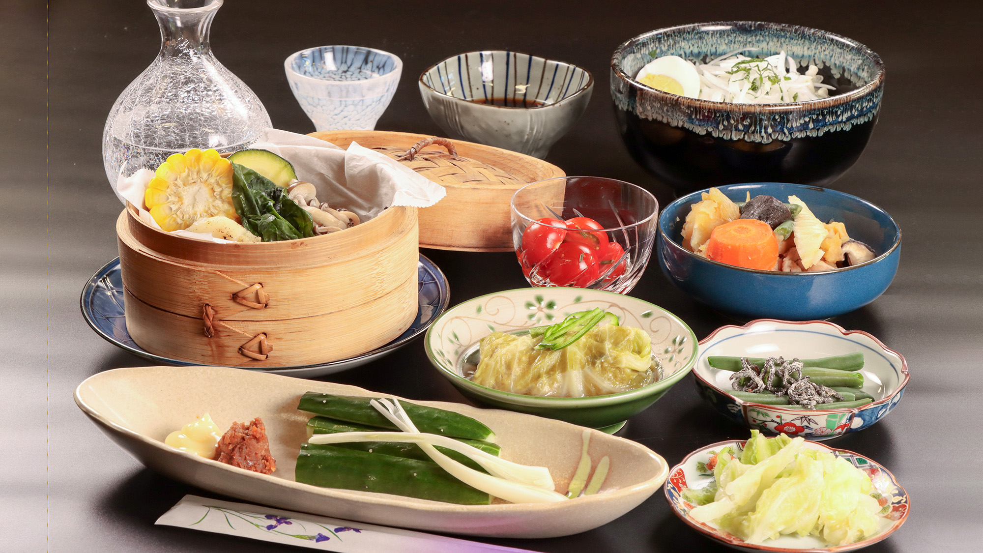 #夏夕食　とうもろこしやズッキーニ、新玉ねぎなど、夏の恵みを贅沢に盛り込んだ料理の数々です