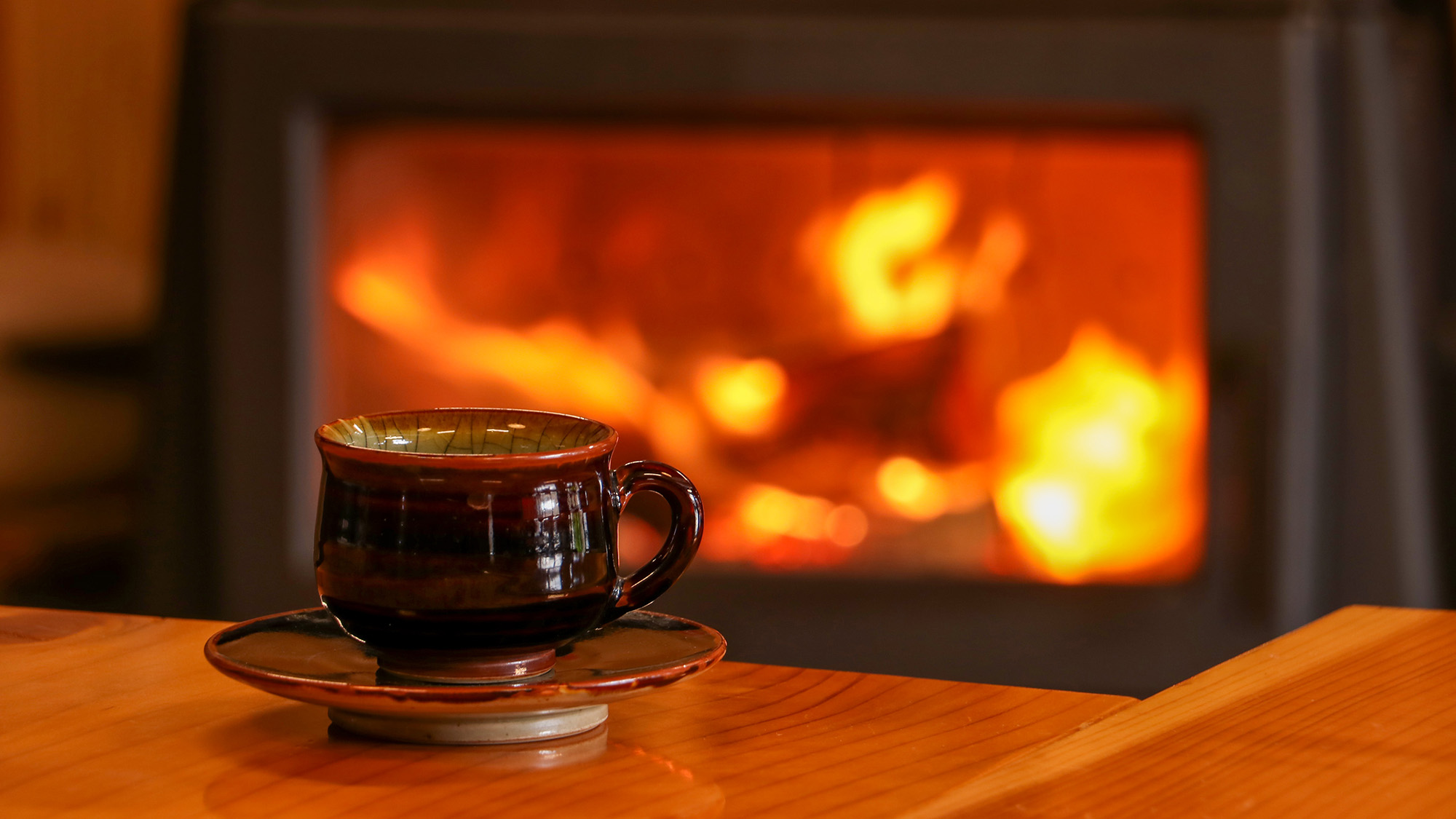 ＃館内イメージ　薪ストーブのそばで味わう、心和む贅沢なひととき