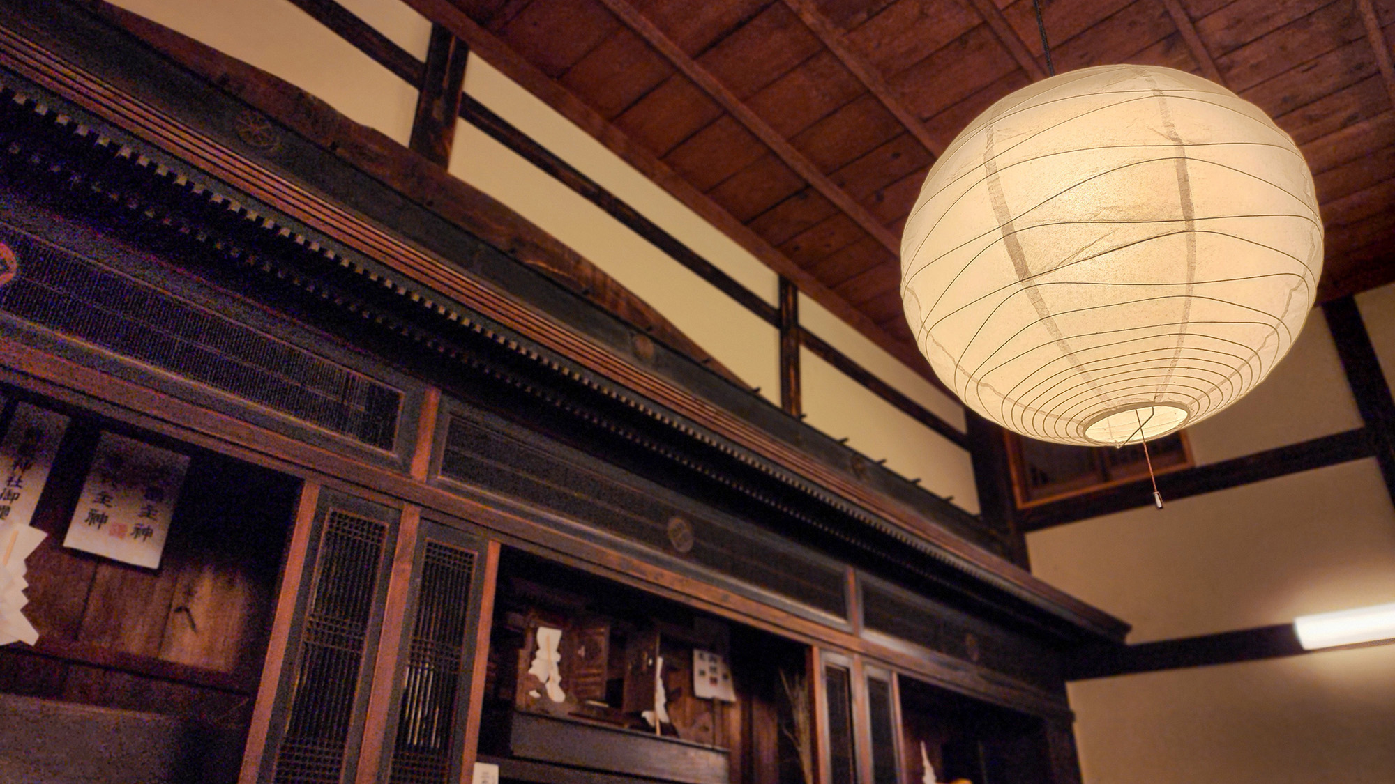 ＃館内イメージ　柔らかな灯りに照らされる、心地よい和の趣