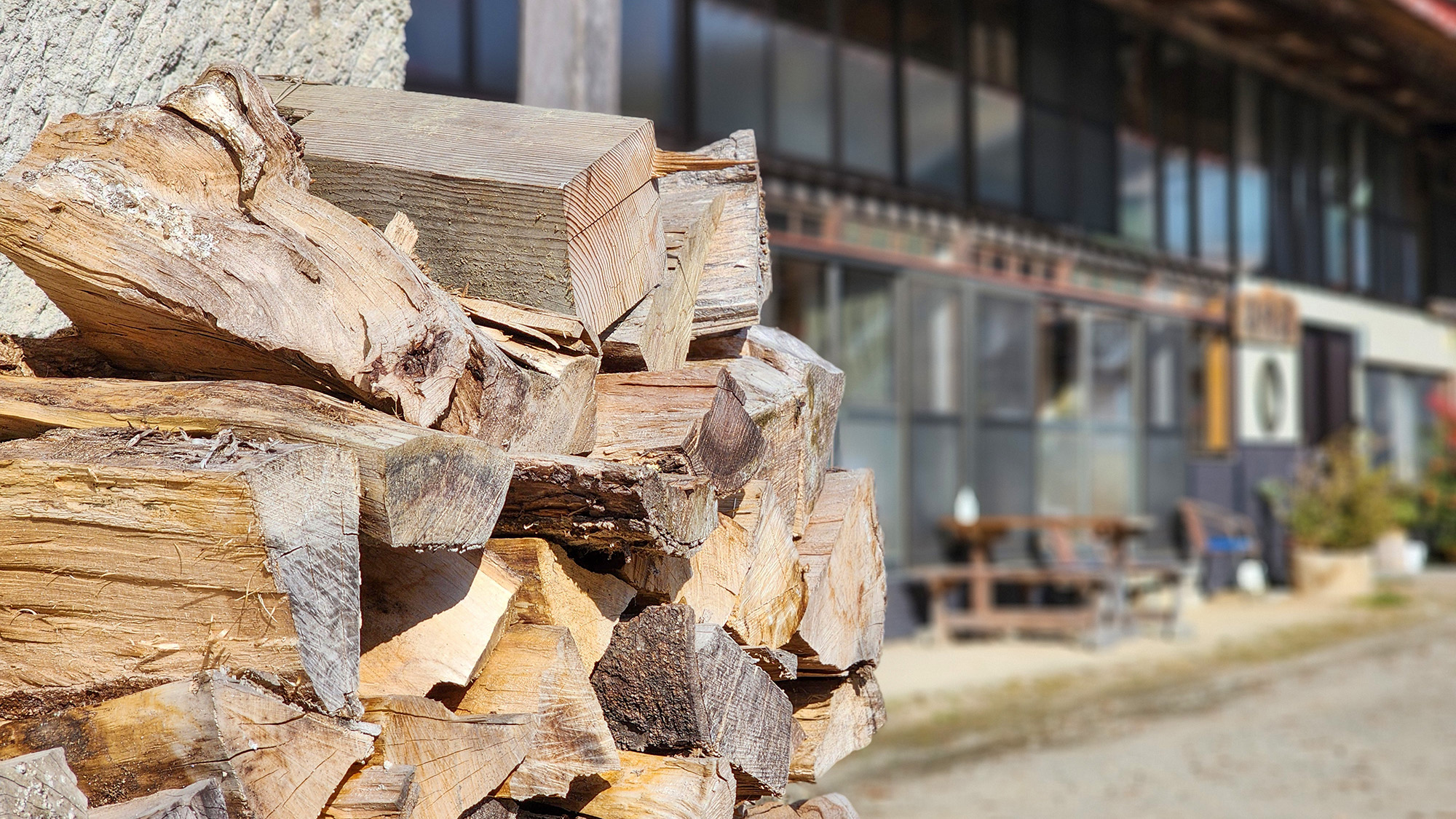 ＃イメージ　薪割りも自ら行います