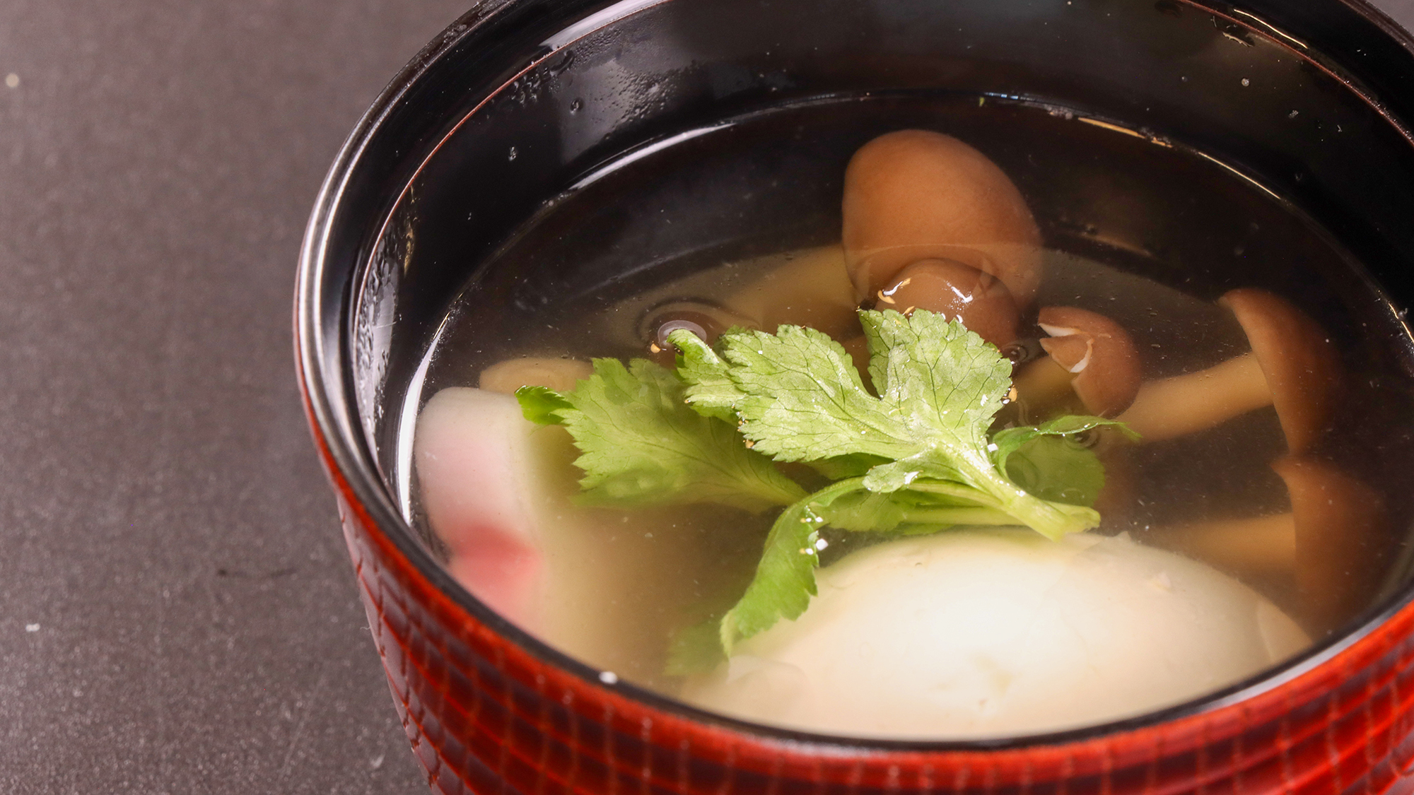 #夕食イメージ　だし香るお吸い物に半熟卵をとじた一品です