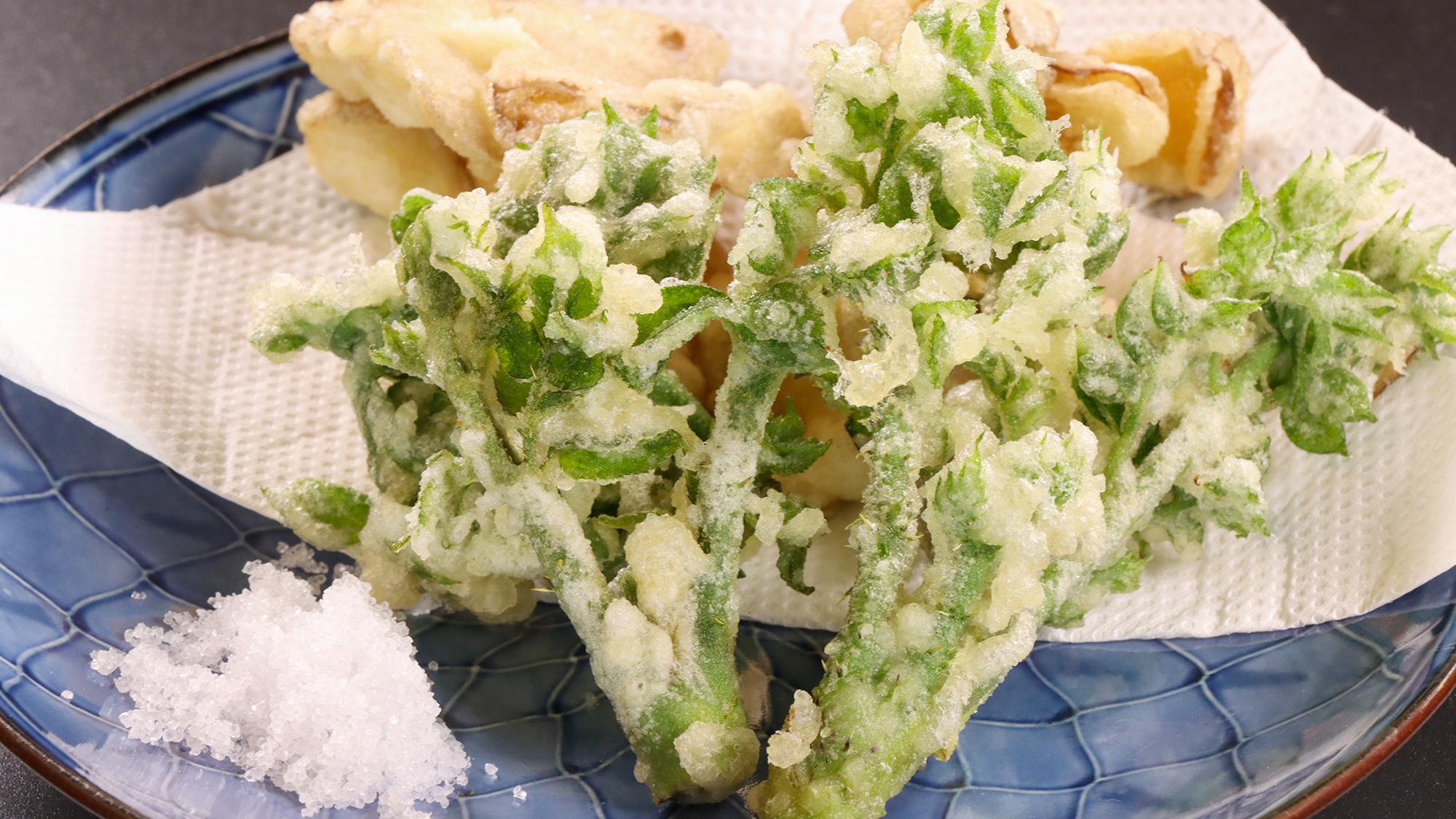 #春夕食　サクッと揚げた旬の味、タラの芽と舞茸の天ぷら