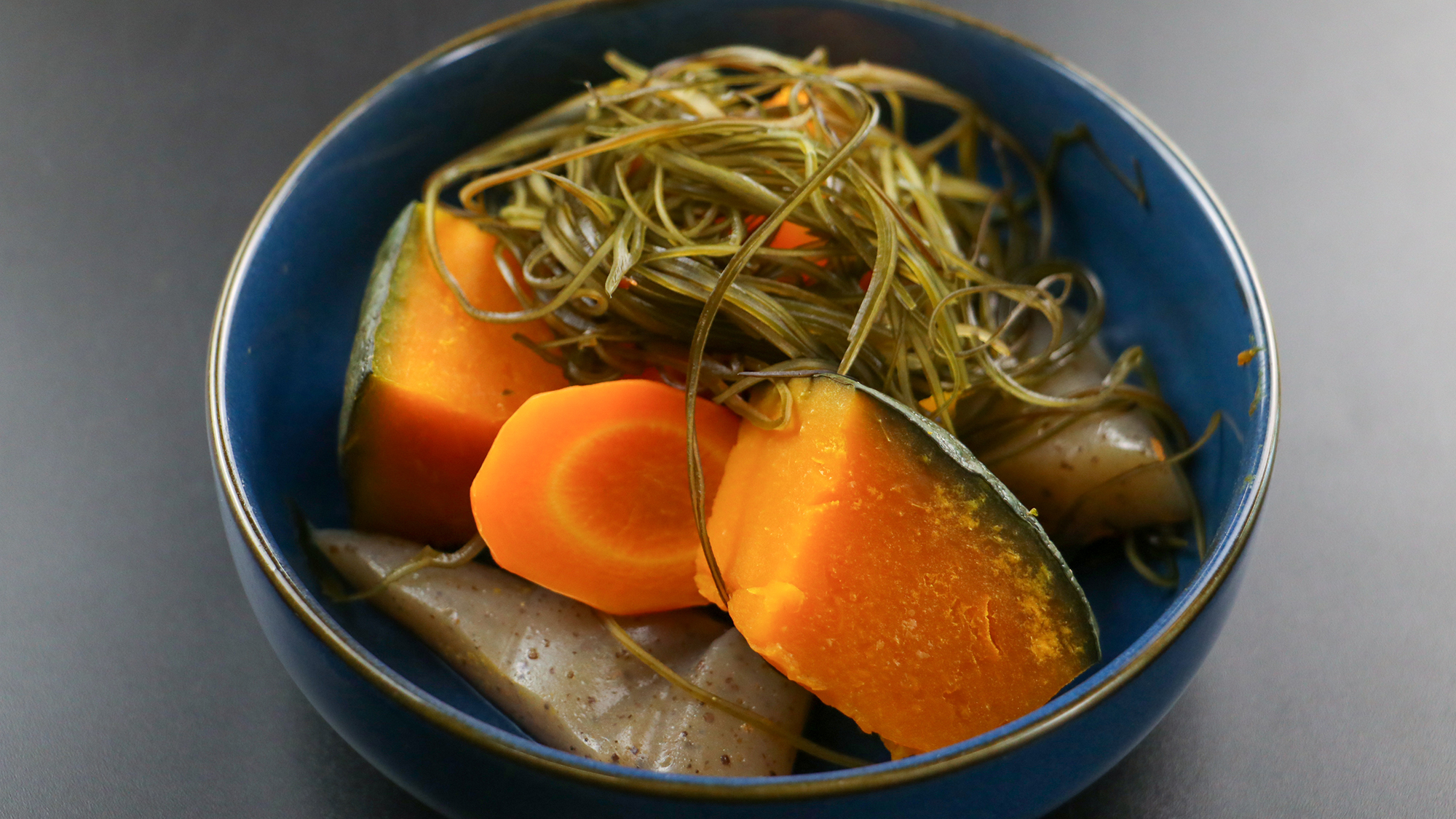 #秋夕食　ほっこり甘いかぼちゃとこんにゃくの煮物です