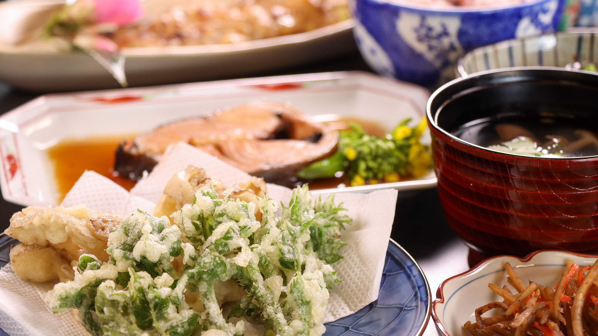 #春夕食　銀鱈や山菜を中心に、春の滋味を感じる和の御膳です　