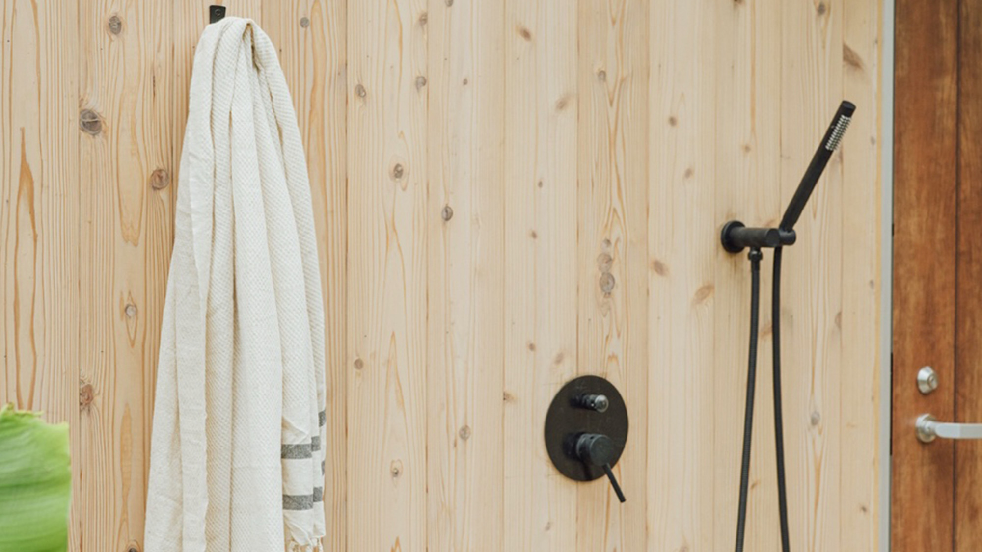 ・【屋外温水シャワー 】海遊びの後もさっぱり快適。砂を洗い流せます