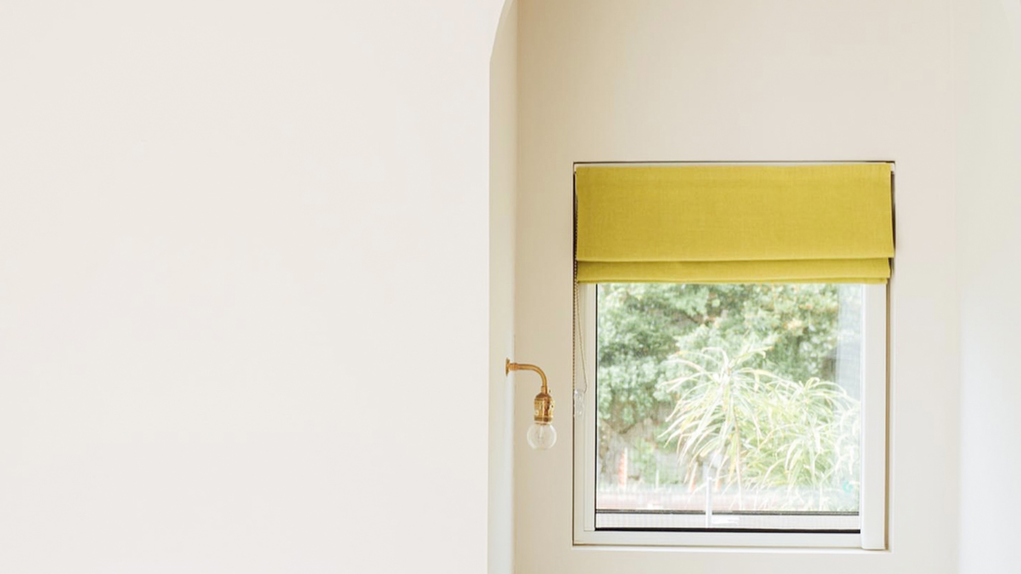 ・【ダブルルーム】奄美の自然を感じられるかわいらしい窓