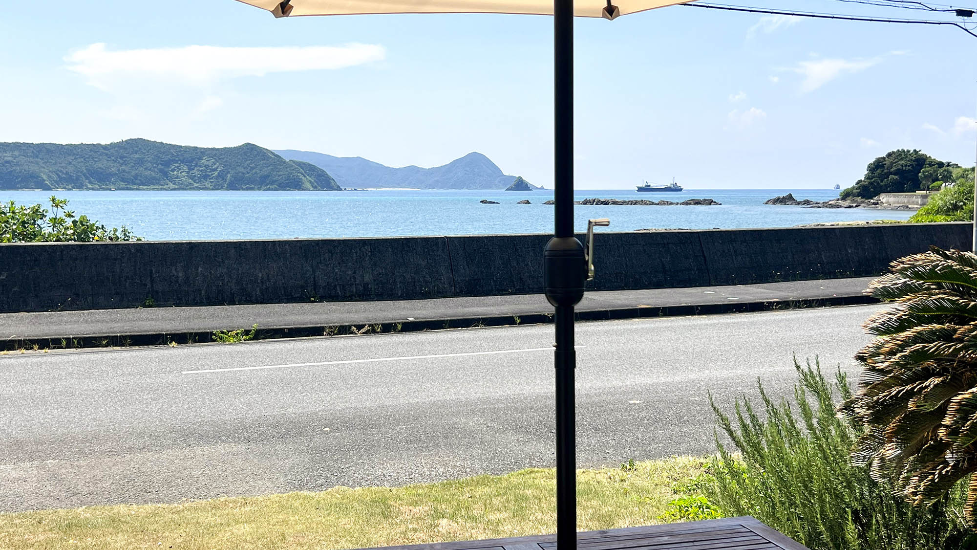 ・【テラス】時間とともに移りゆく島の風景を眺めながらお寛ぎください