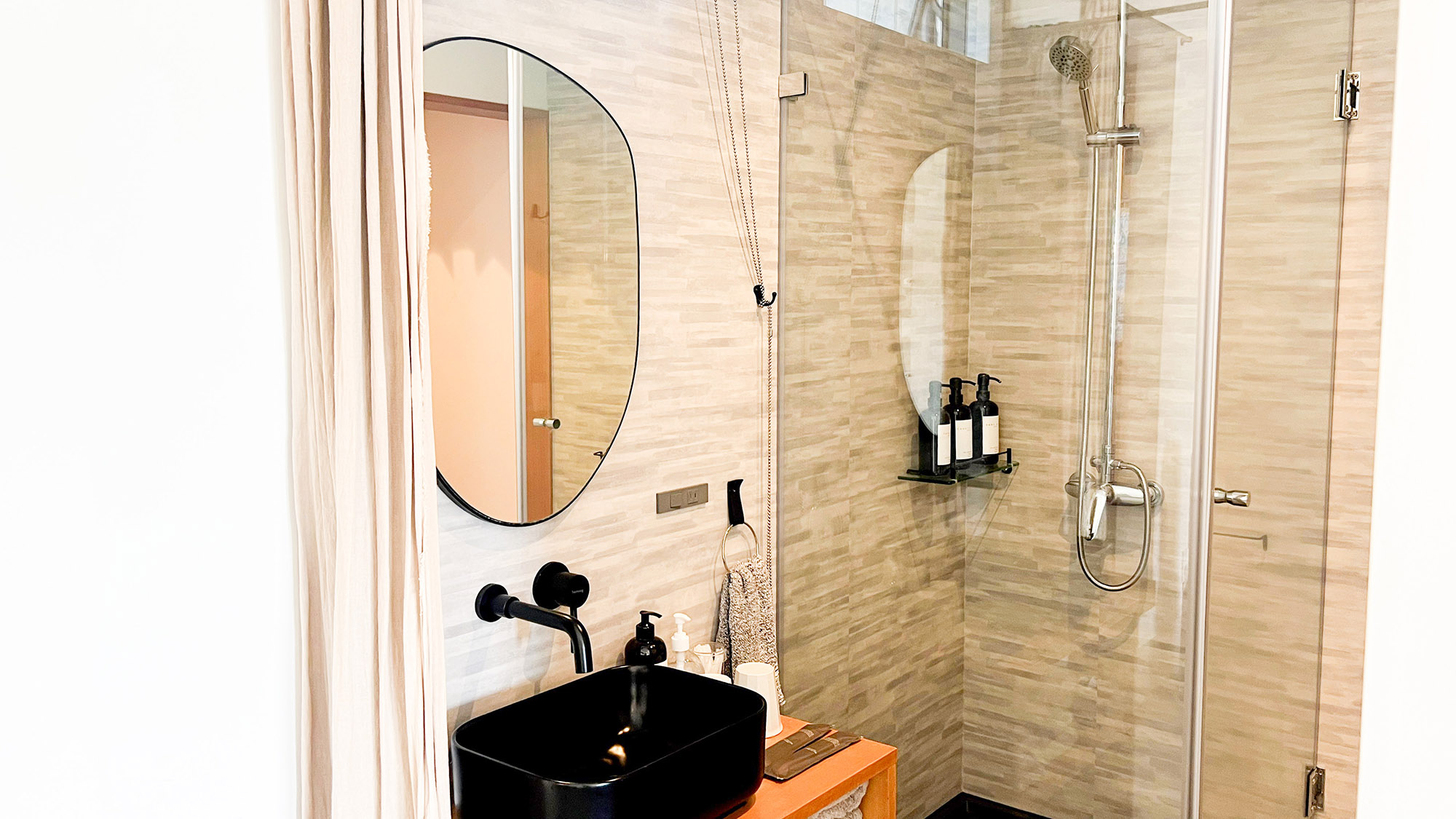 ・【ダブルルーム】お化粧や身支度に便利な洗面台