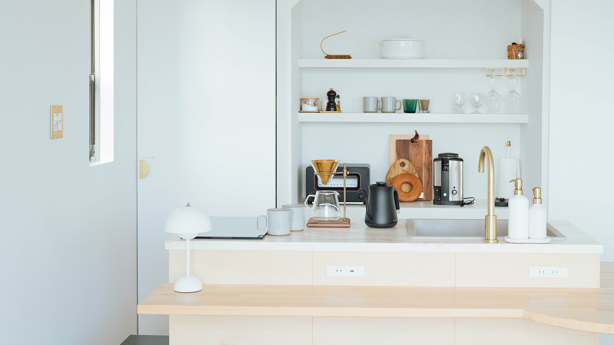 ・【ツインルーム】白を基調としたおしゃれなカウンターキッチンを完備