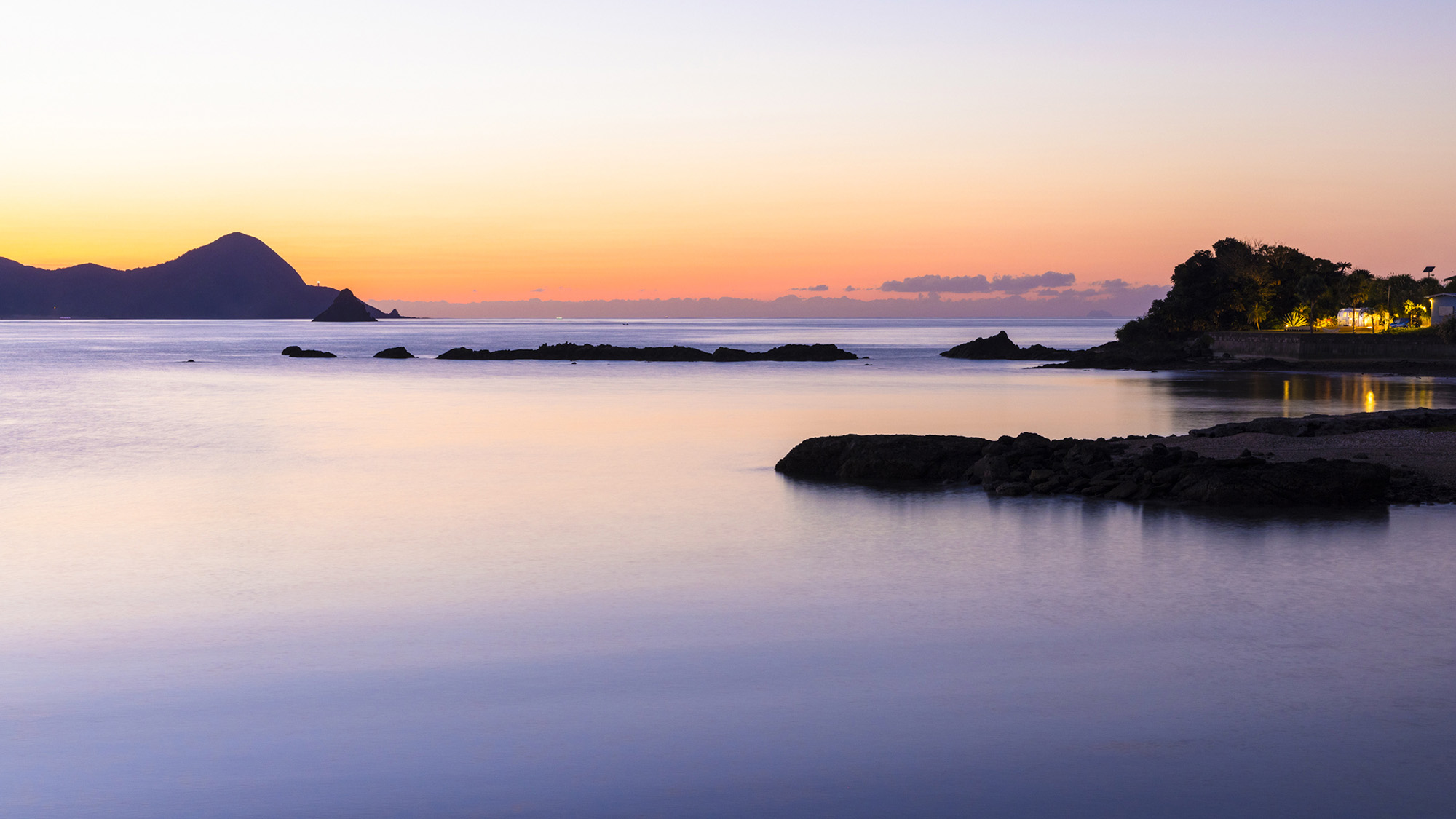 ・【周辺】静かで美しいビーチ。水平線に夕日が沈む幻想的な風景をお楽しみください