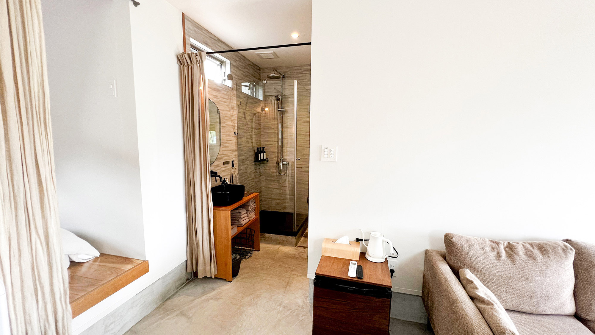 ・【ダブルルーム】お部屋の奥にはシャワー室がございます