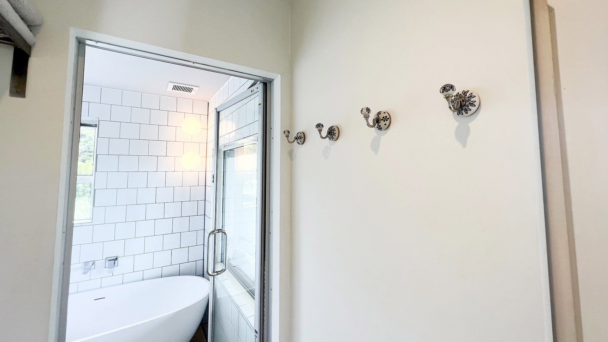 ・【ツインルーム】バスルームの入口にはタオル用フックを取り付けております