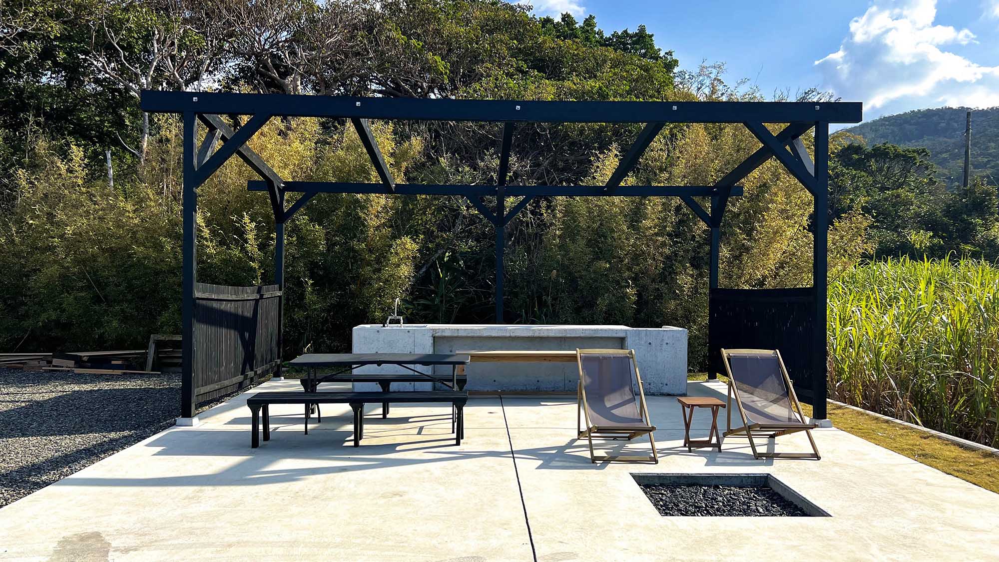 ・【サンデッキエリア】本格的なキッチン付スペースで屋外BBQに便利です