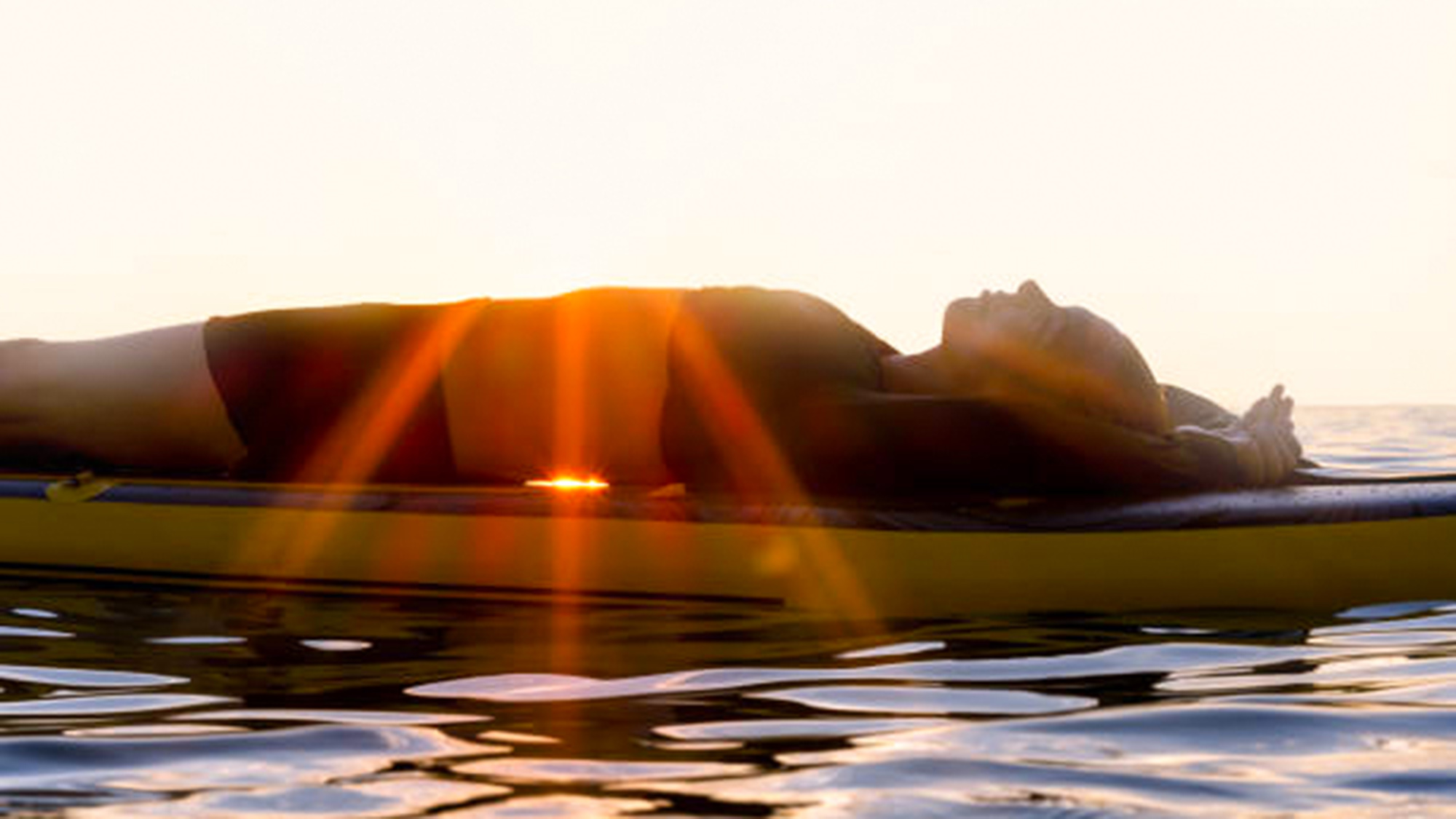 ・【サップヨガ】海面に浮かべだSUPボードの上で心地良い海風を感じながらリラックス