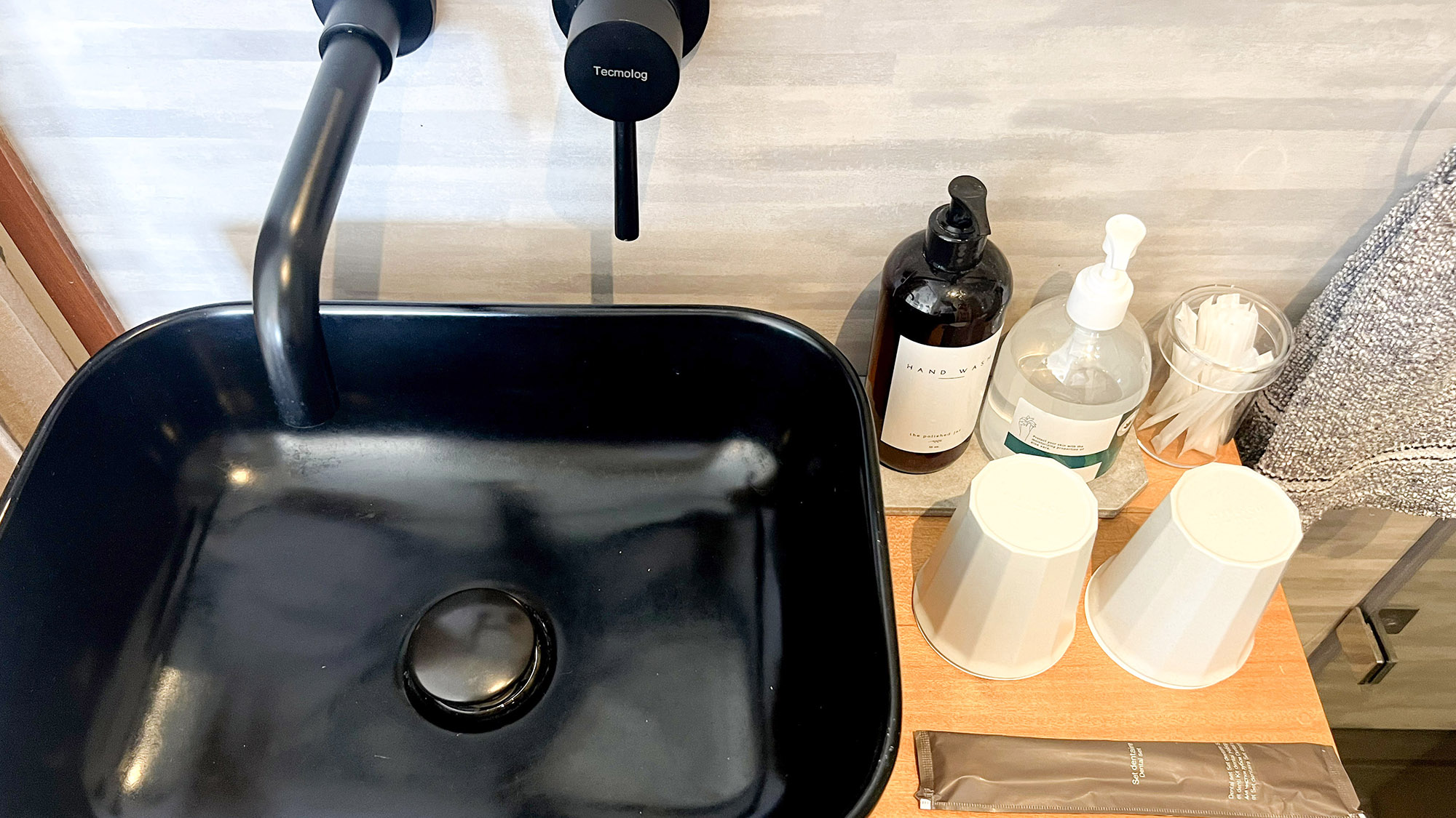 ・【ダブルルーム】ハミガキセット等のアメニティは洗面台にございます