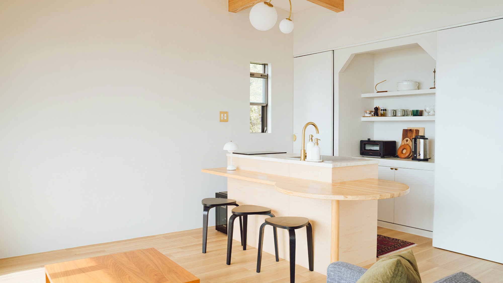 ・【ツインルーム】ご家族やお仲間と食事を楽しむのにぴったりなカウンター。会話も弾みます