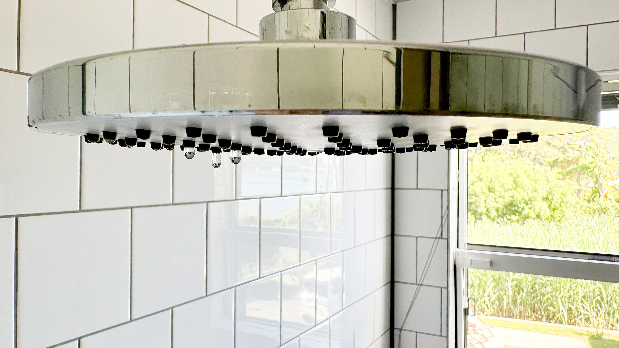 ・【ツインルーム】全身を温めてリラックスできるオーバーヘッドシャワーを設置