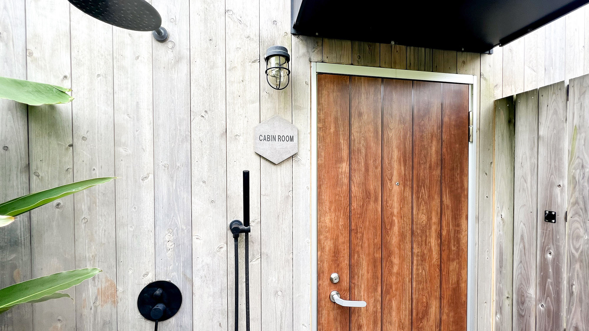 ・【ツインルーム】ビーチから戻ってきた時に便利！エントランスに屋外温水シャワーがございます