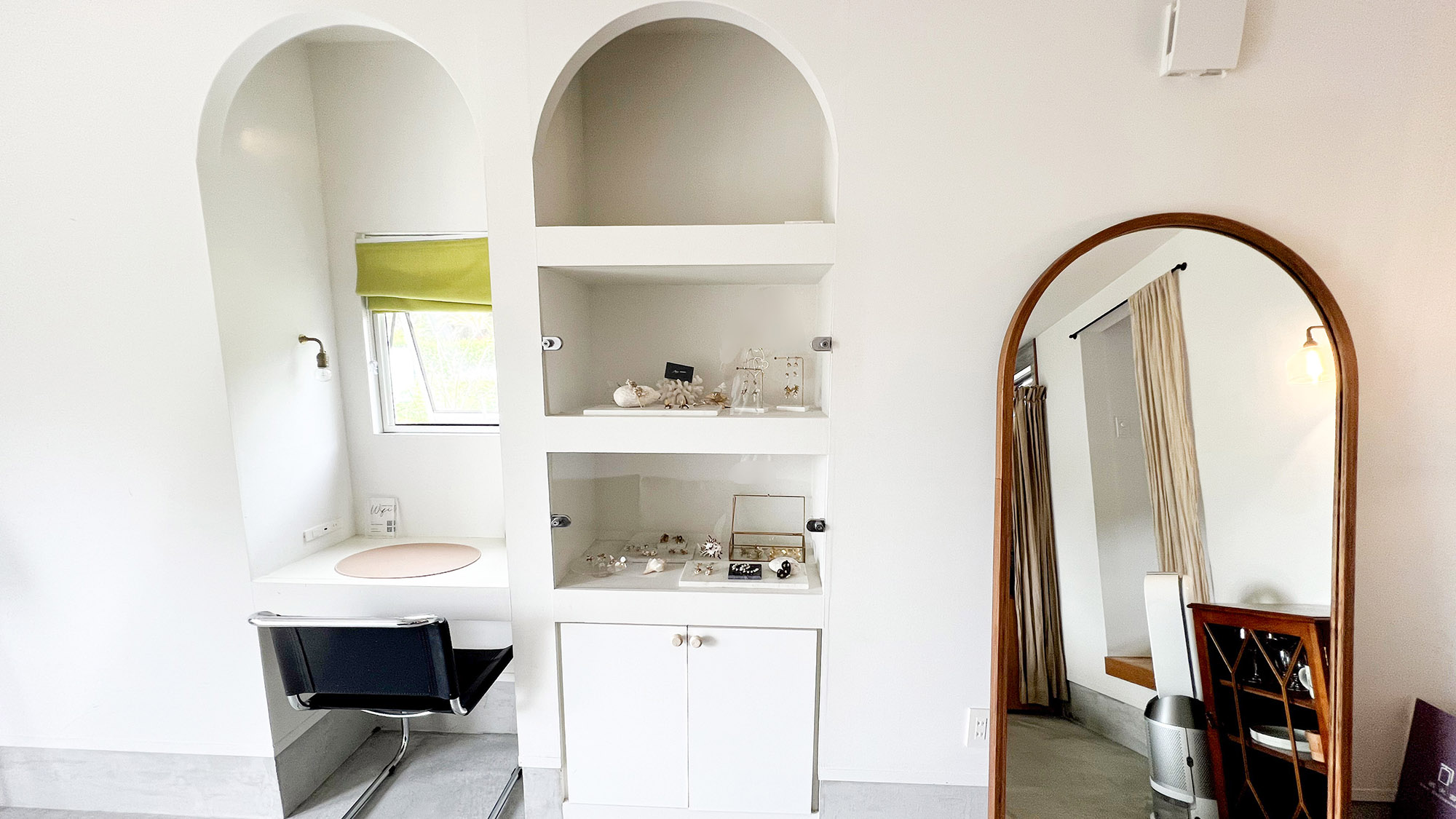 ・【ダブルルーム】大きな姿見が印象的。ウェディングのお支度場所にもなります