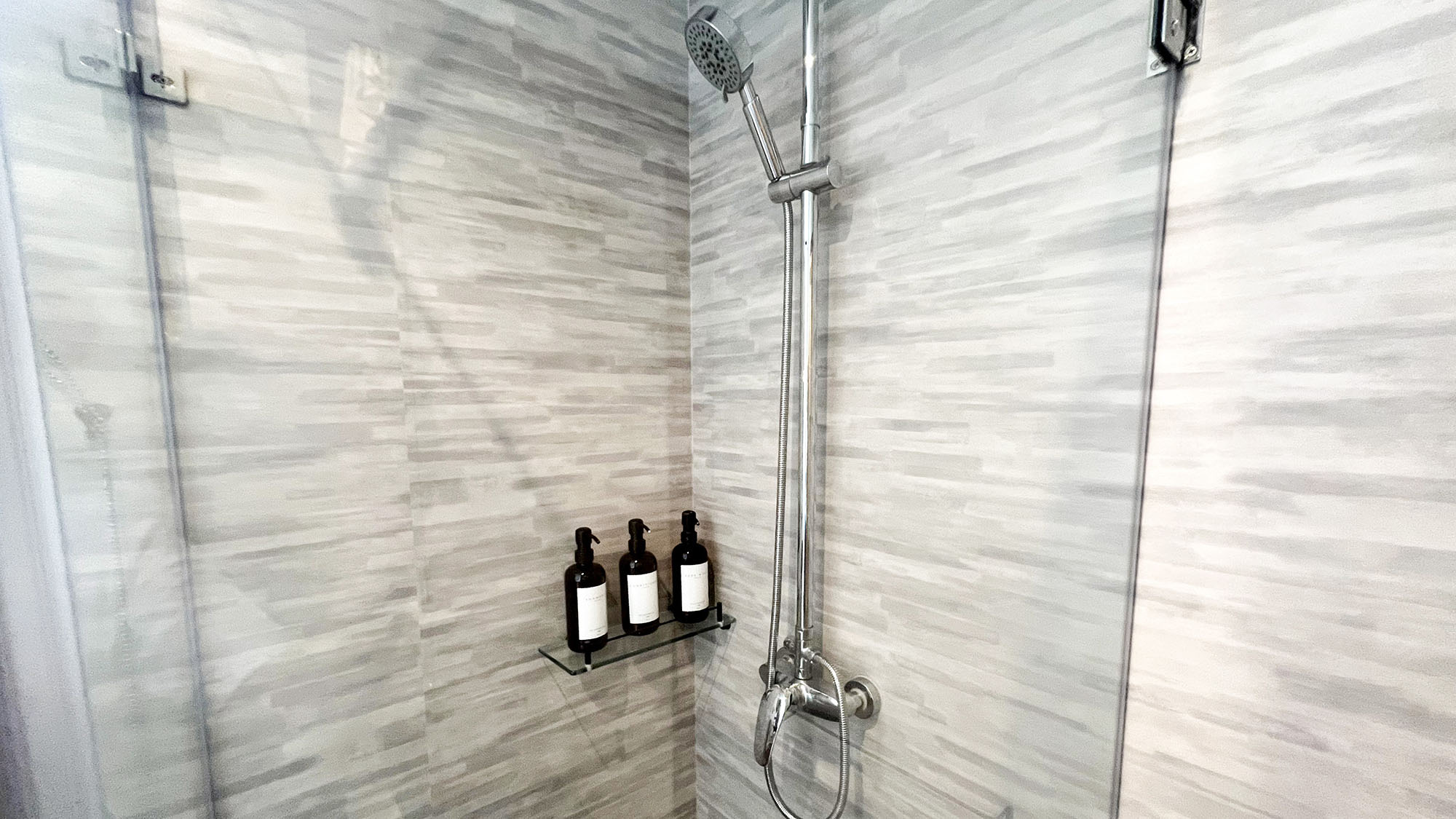 ・【ダブルルーム】オーバーヘッドシャワーとハンドシャワーを切り替えできます