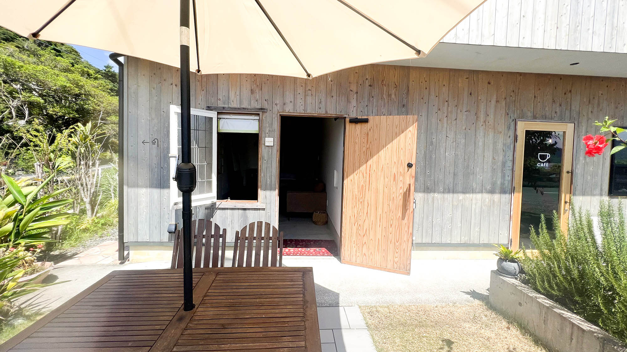 ・【テラス】潮風が心地良いテラスでティータイムはいかがでしょうか