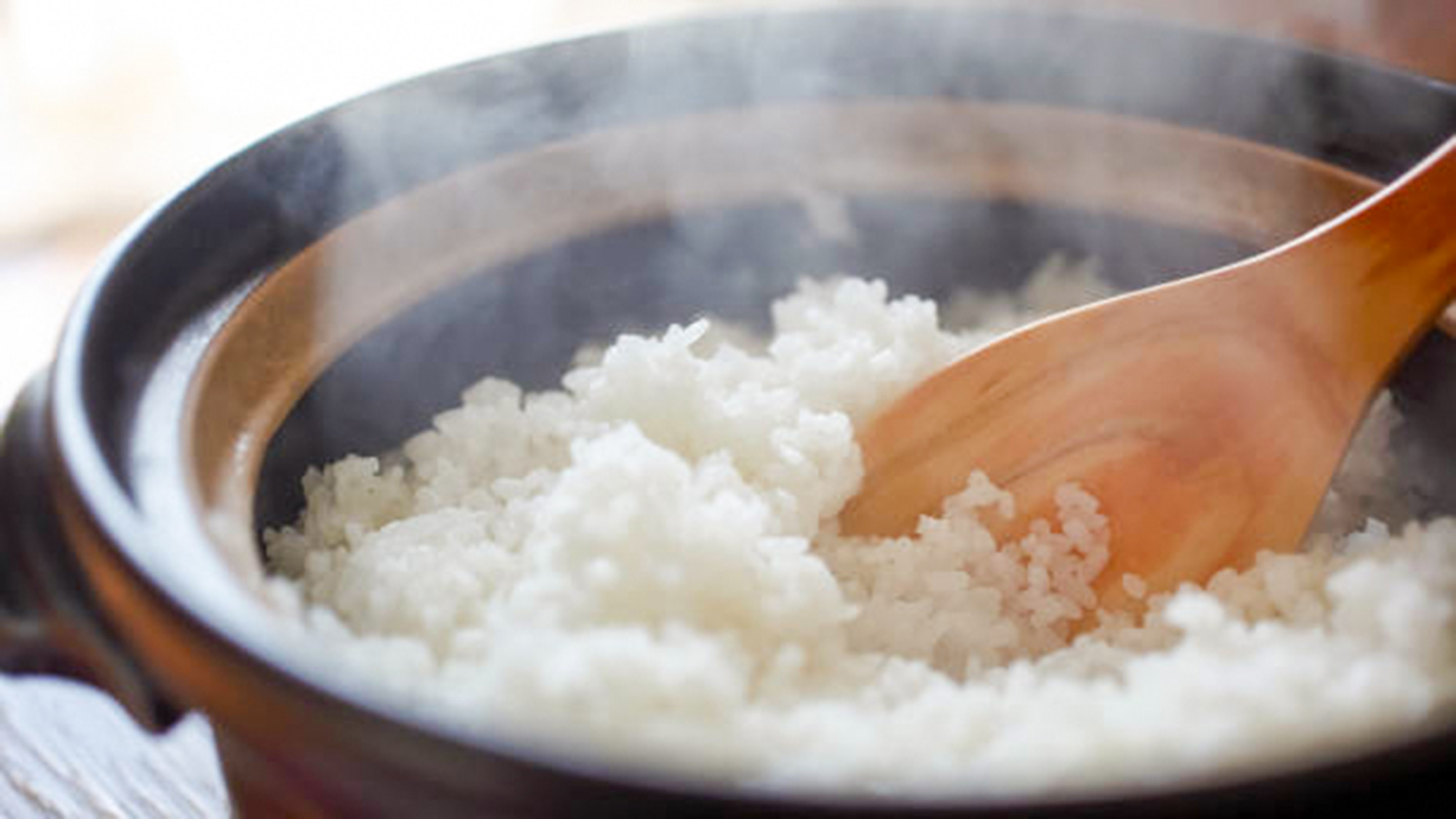 ・【朝食】2日目は土鍋で炊いた白米に地卵の卵焼きと島の佃煮