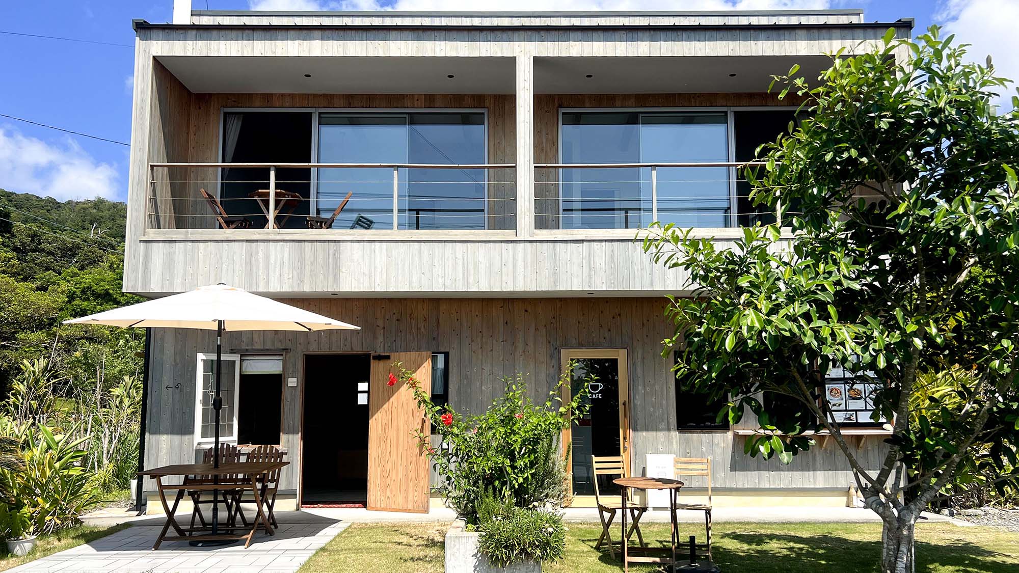 ・【外観】目の前に東シナ海が広がる美しいロケーション。奄美空港から車で約10分です