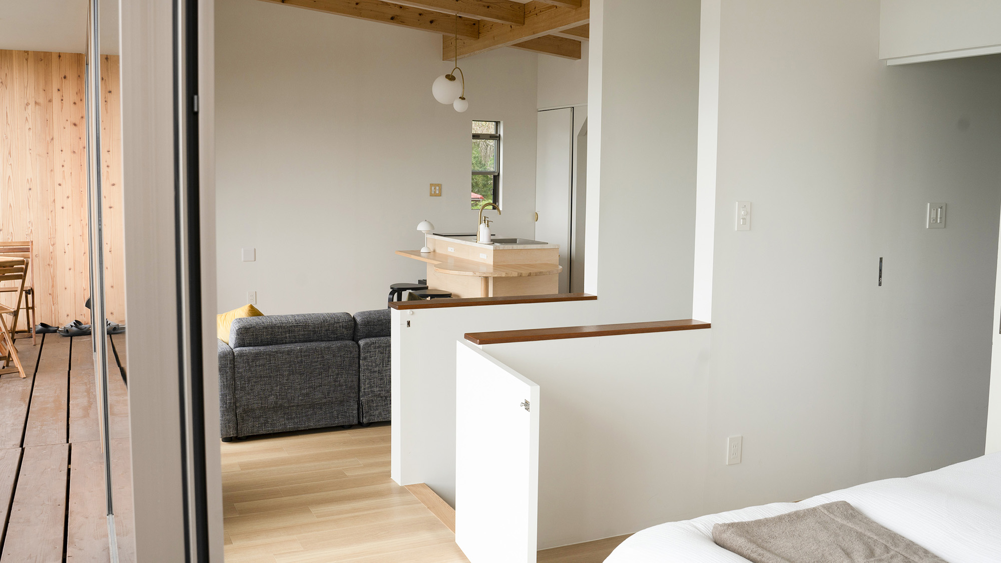 ・【ツインルーム】リビングとベッドスペースがセパレートされたような間取り。夜はゆったり過ごせます