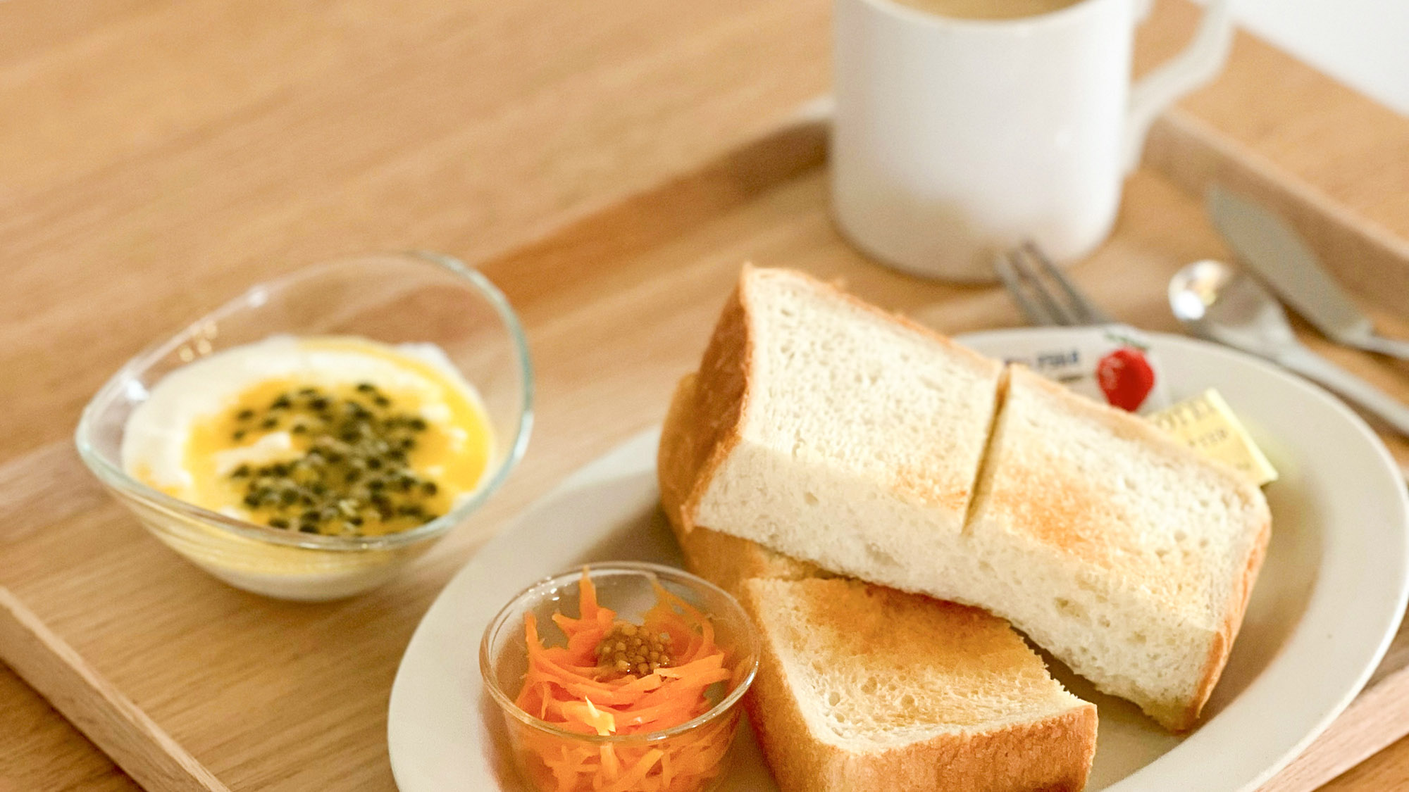 ・【朝食】1日目は奄美の人気店「晴れるベーカリー」の厚切り食パンとキャロットラペ