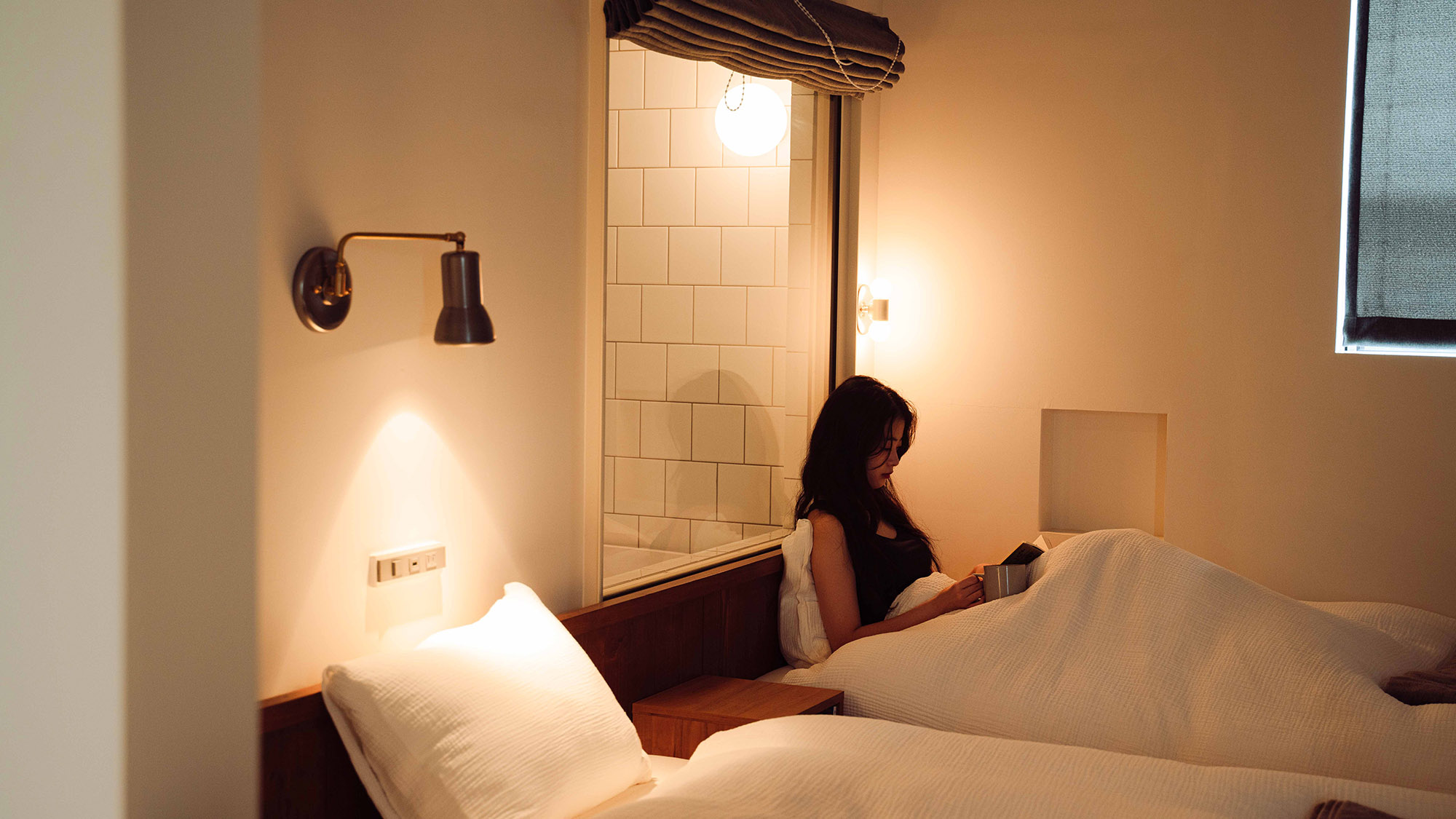 ・【ツインルーム】手元ライト完備。ベッドで読書はいかがでしょうか