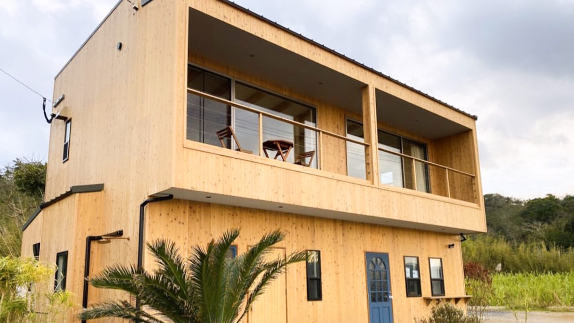 ・【外観】シーサイドのカフェに併設された1日2組限定の宿。貸切利用も可能です