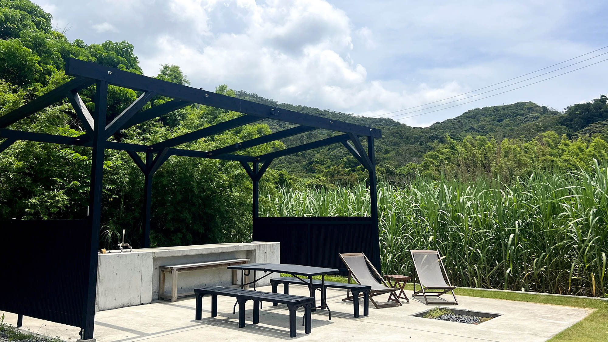 ・【サンデッキエリア】海を見渡すサンデッキ。BBQや焚き火を楽しむことができます