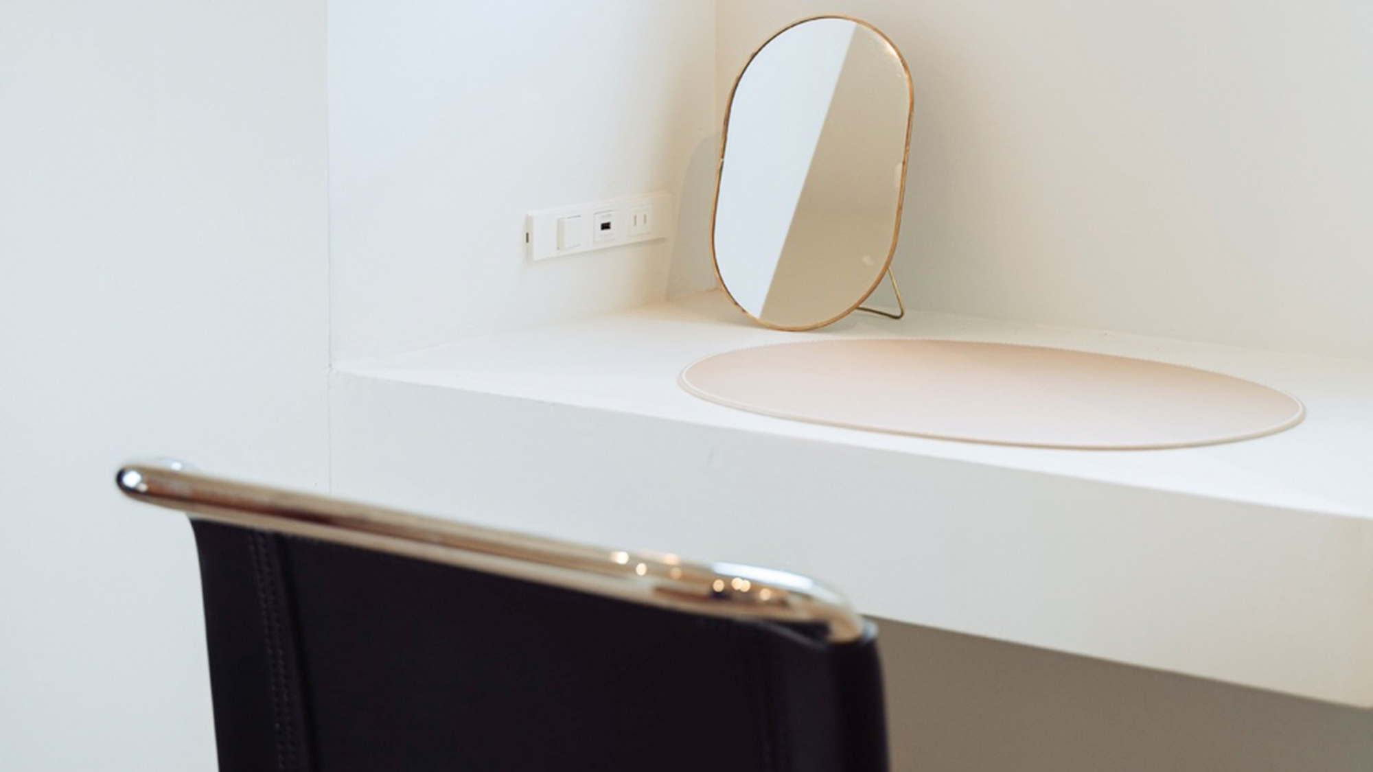 ・【ダブルルーム】コンセント付きのデスク。ドレッサーとしても使える便利なスペースです