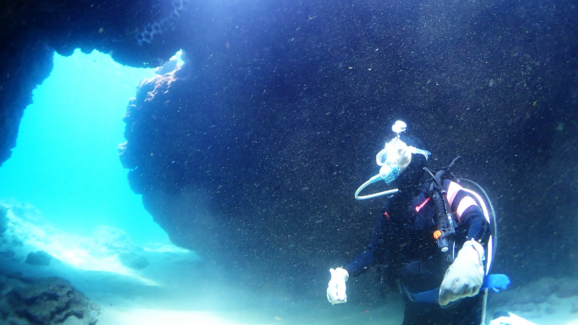 ・【ダイビング体験/有料】太陽のカーテンをくぐり空から降る光は海底へ。海の中は神秘にあふれています