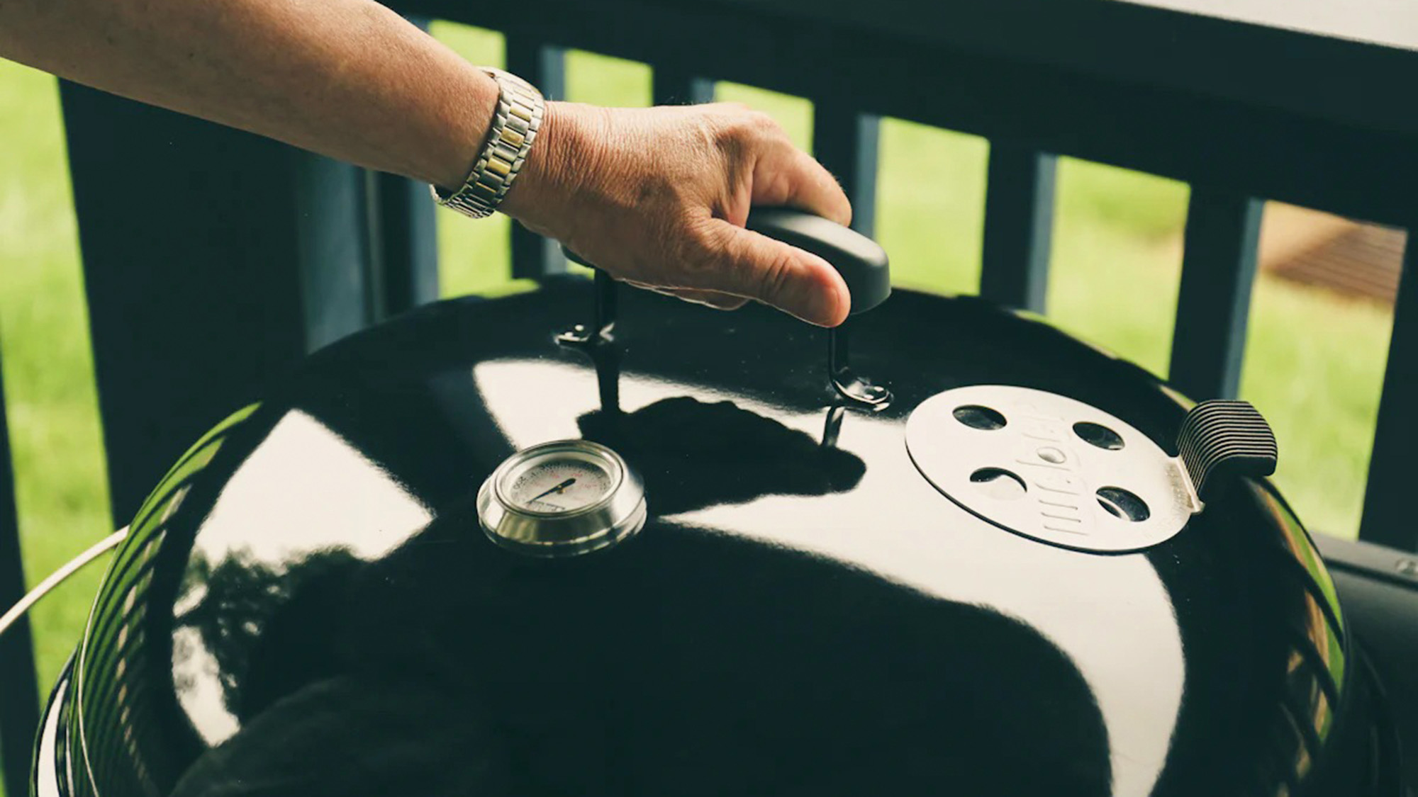 ・【BBQ】蓋付きで厚めのお肉を焼くのに便利。温度も簡単に調節できます