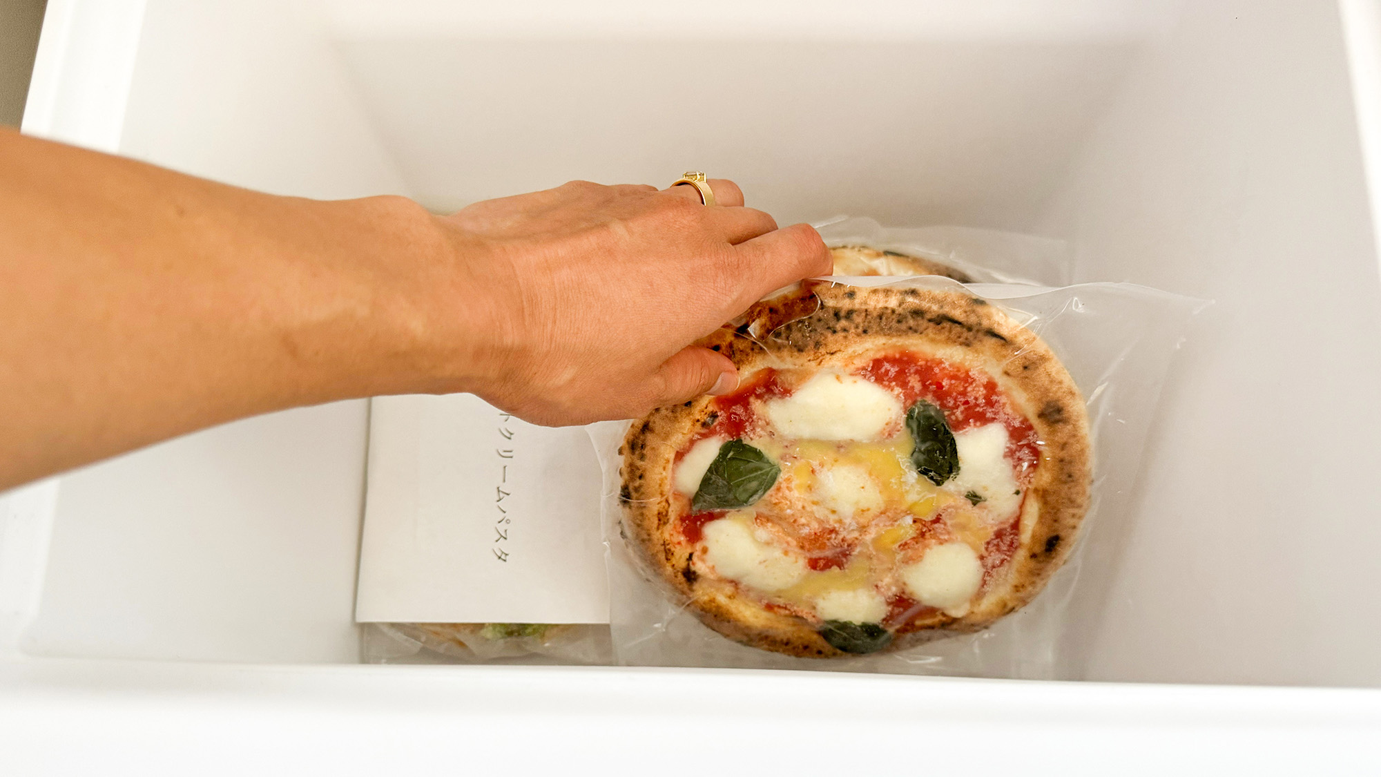 ・【ツインルーム】ピッツァなどの軽食を冷蔵庫にストック。小腹が空いたときやおつまみにどうぞ※有料