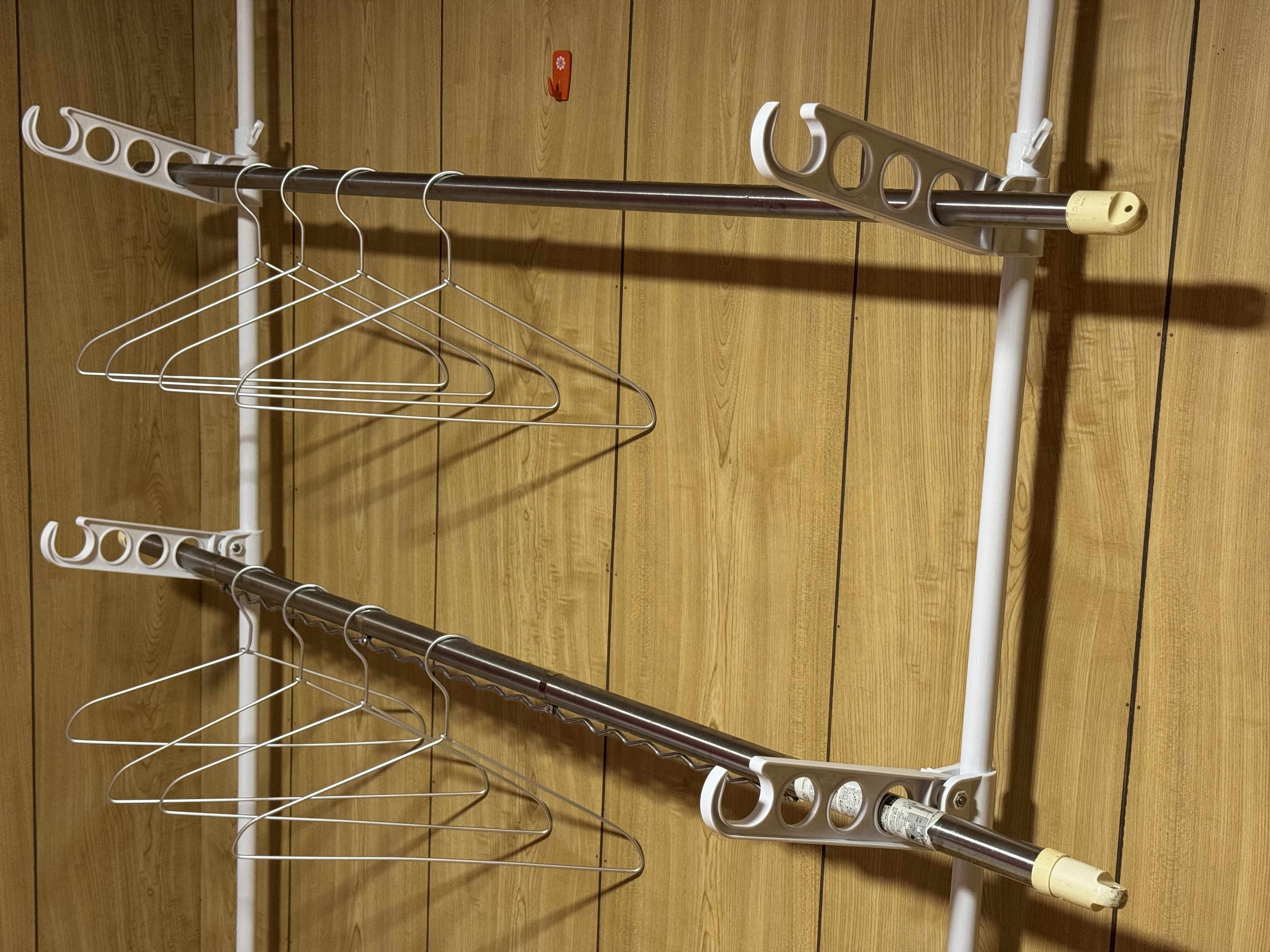 個室｜長期滞在の方向けに室内用の物干しスペースもご用意しております